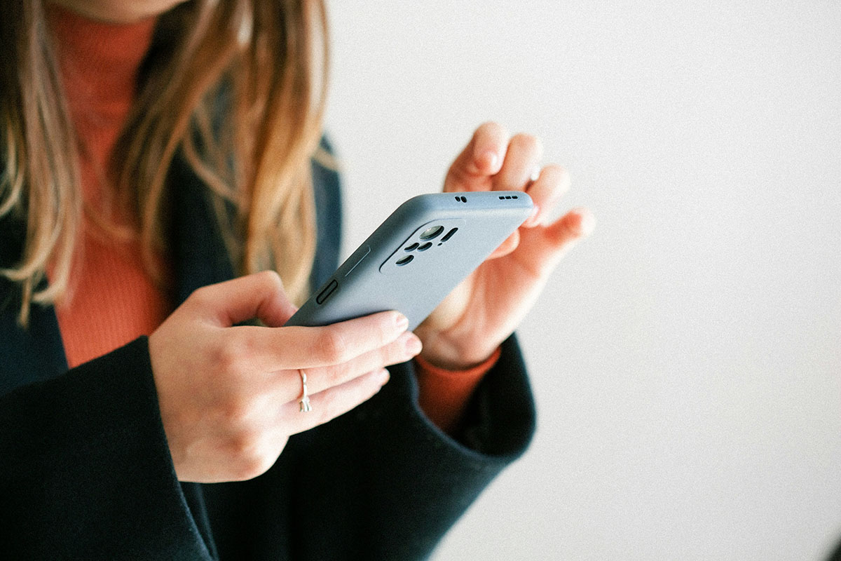 Customer managing her calendar on mobile