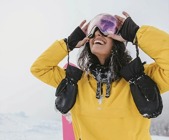 Femme avec gants et bonnet de ski 