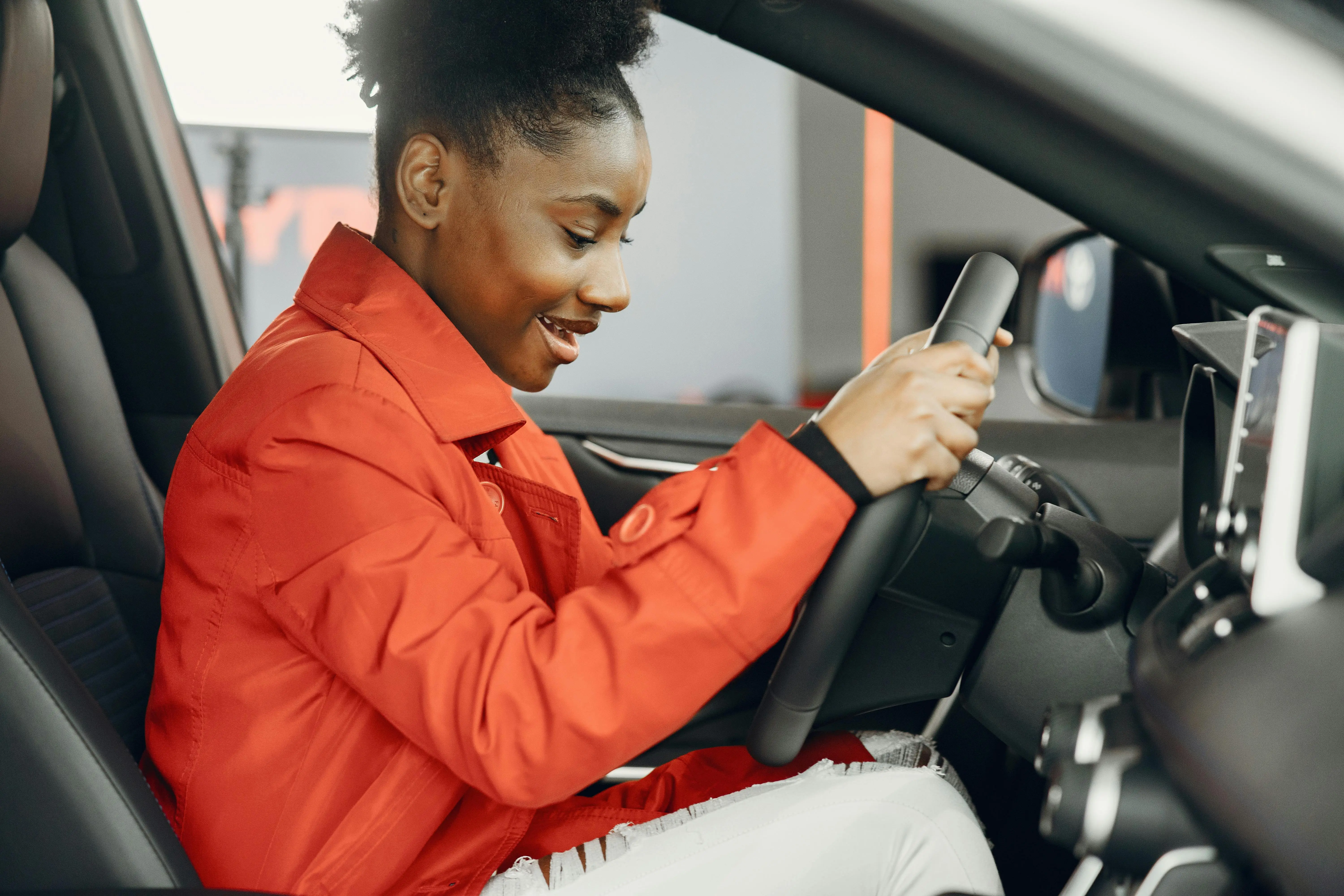 Cliente heureuse essayant sa nouvelle voiture. 