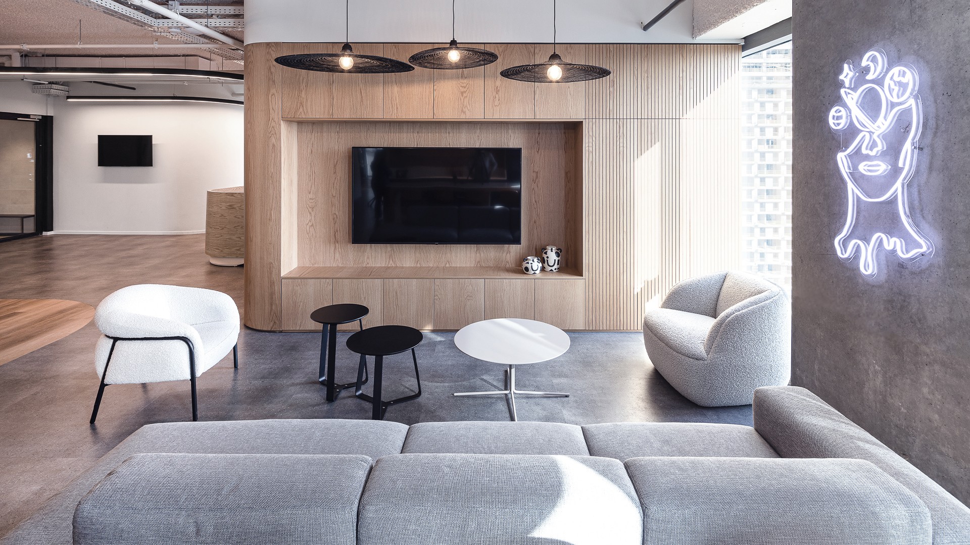 פינת ישיבה אלטרנטיבית: אזור מנוחה מרווח עם ספות רכות ושטיח, הממוקם מול הנוף ומאפשר אתנחתא במהלך יום העבודה.