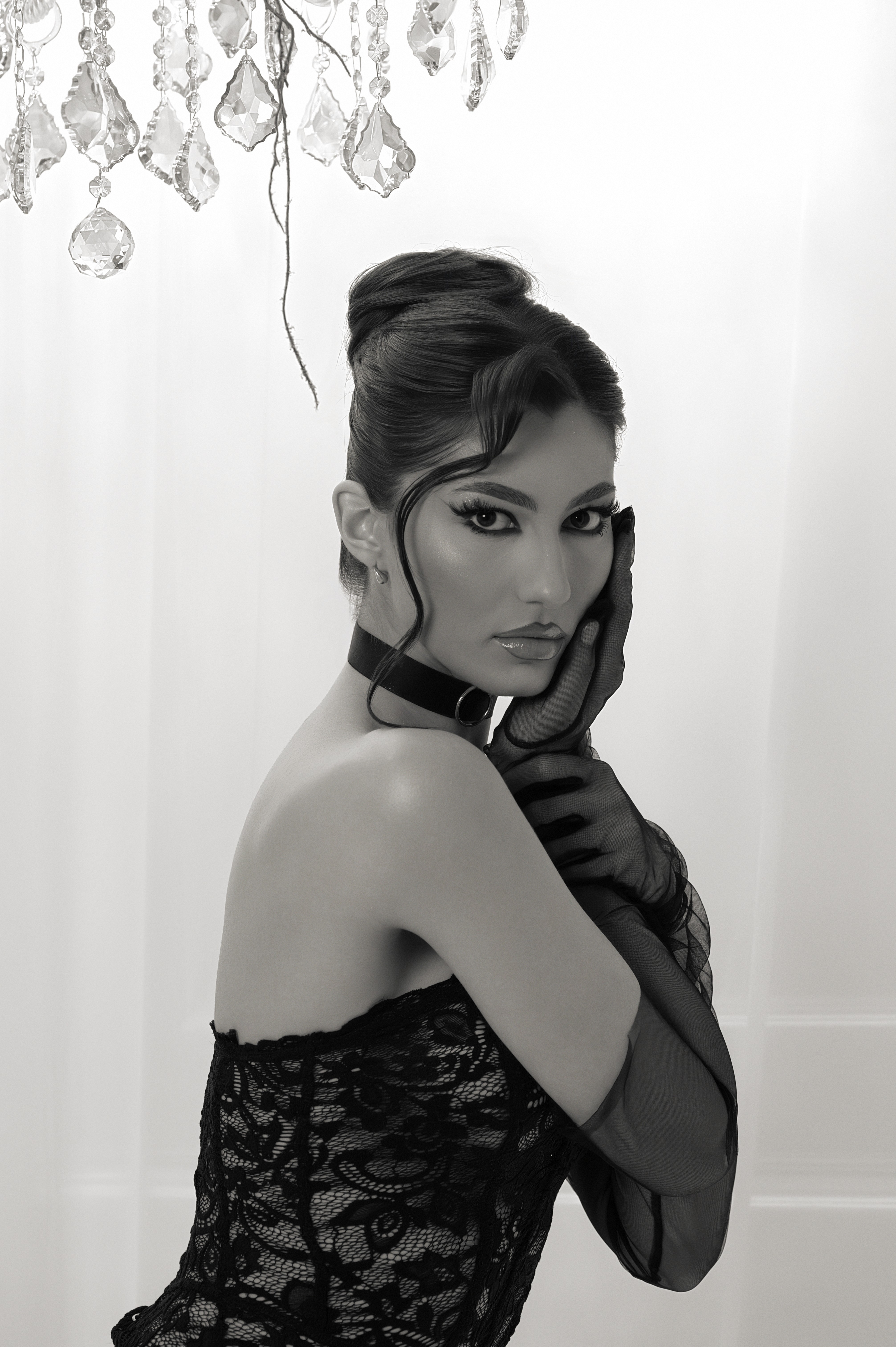 portret artistic mireasă în studio cu mănuși negre – bridal portrait Bucharest