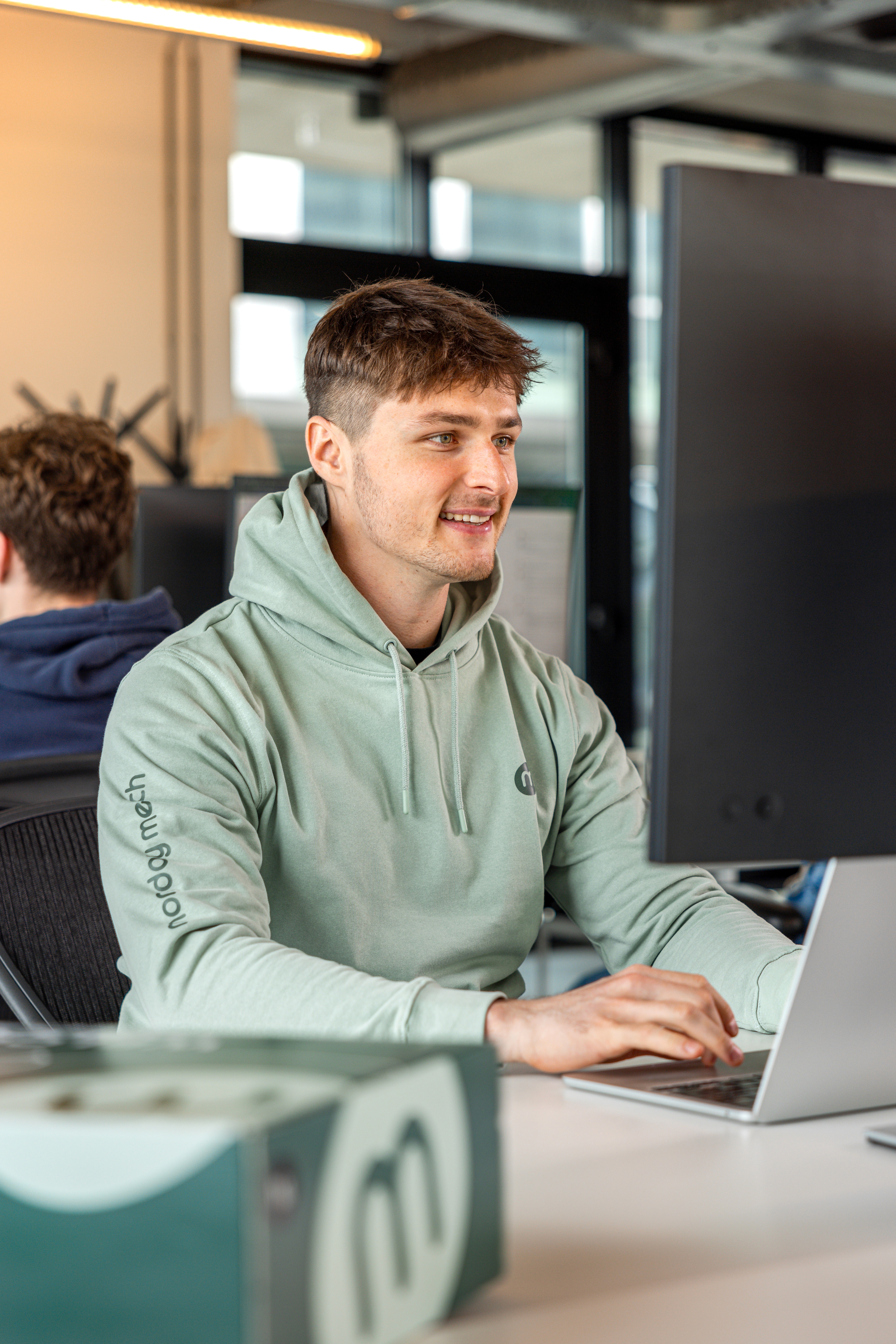 Une personne travaillant sur un ordinateur portable à un bureau dans un bureau