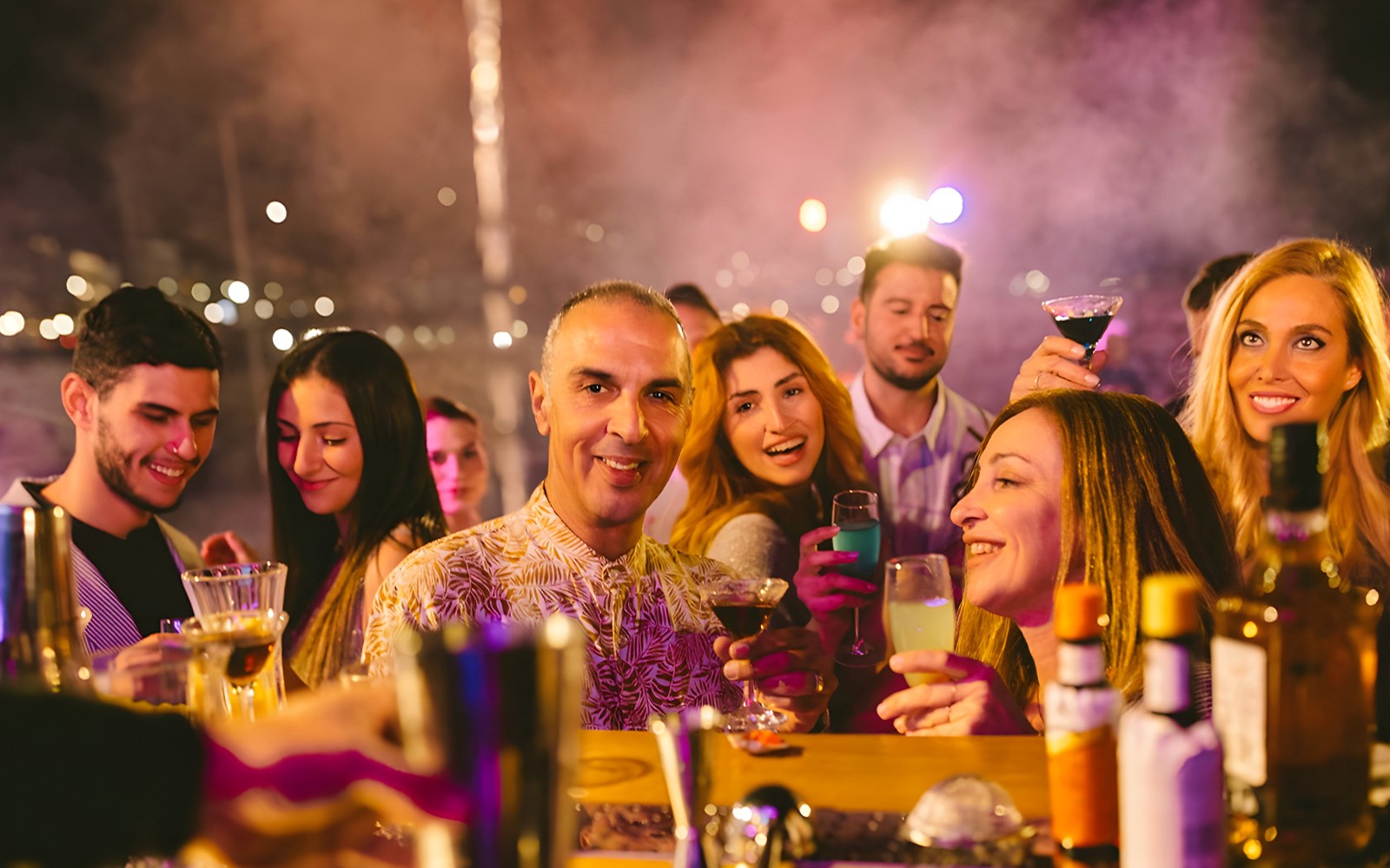 Ospiti in crociera sulla Riviera di Atene si godono bevande e musica dal vivo, con la costa della Grecia sullo sfondo.