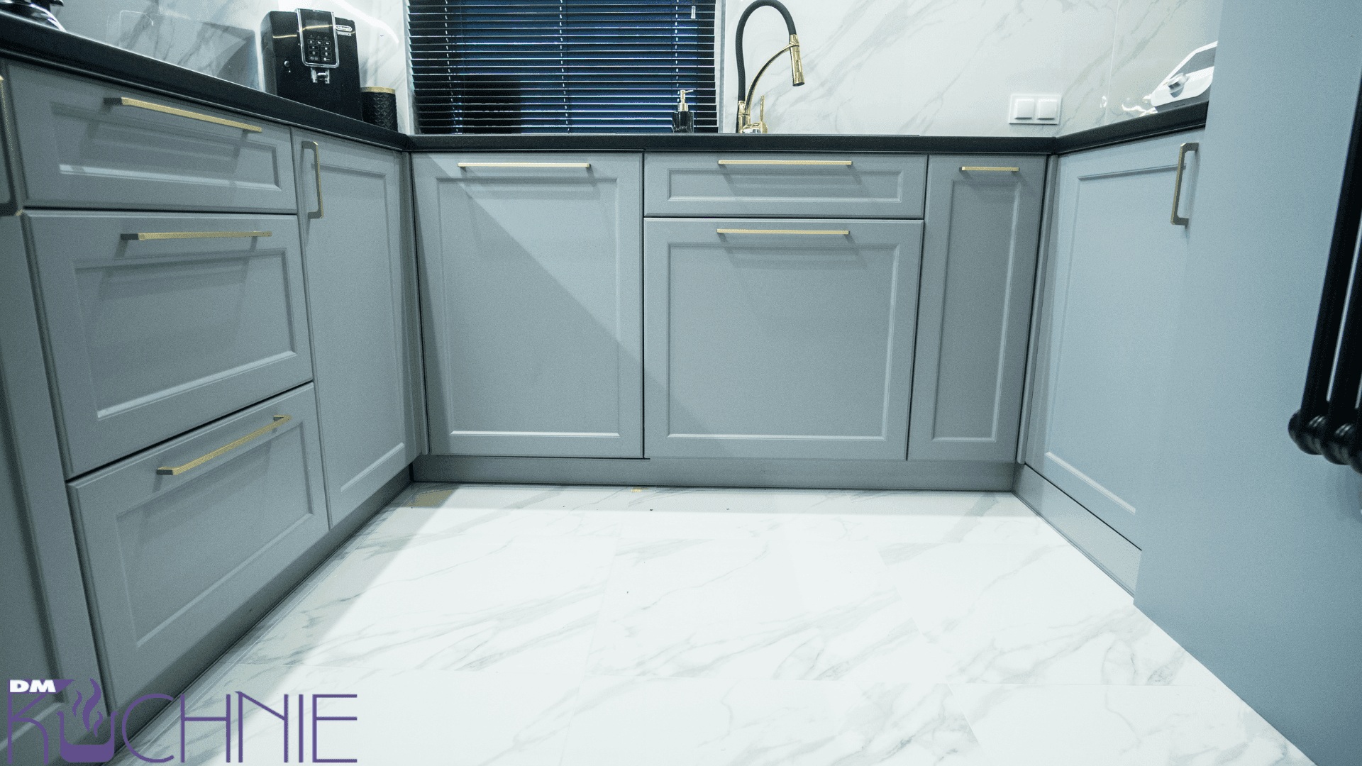 Kuchnia narożna na wymiar Warszawa, jasne meble kuchenne w nowoczesnym stylu