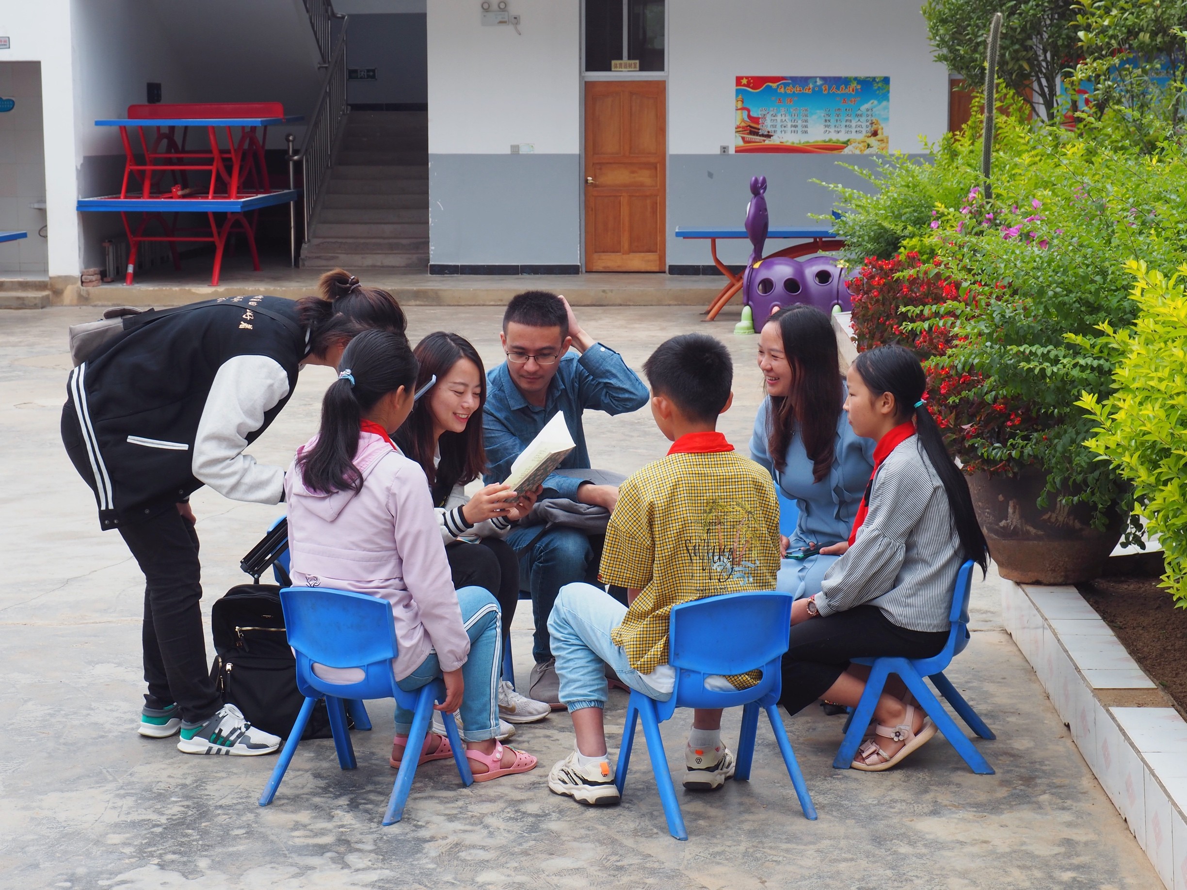 孩子们参与诗课活动