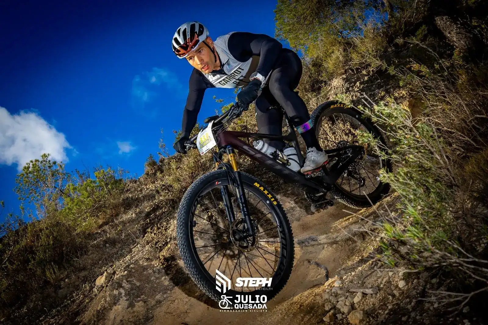 Luis María en competición descendiendo por la montaña