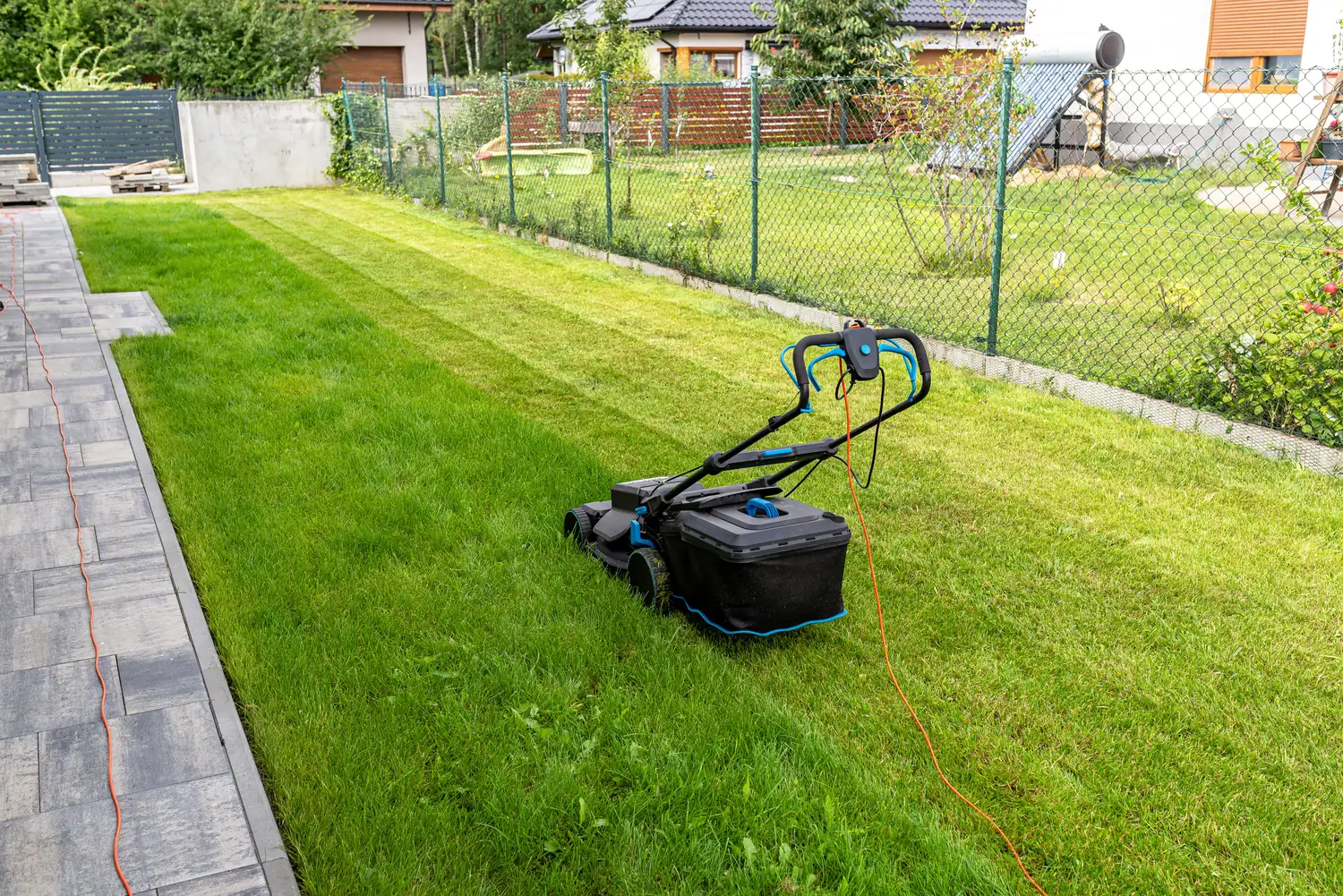 Im März fängt das Jahr an. Vertikutieren, Nachsaat und der erste Schnitt holen, Gartenpflege in Bochum