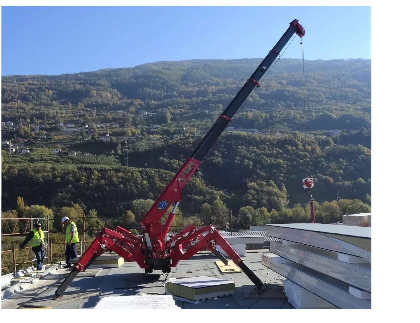 Grue araignée Lamelle Glass posant un vitrage sur une toiture à Genève