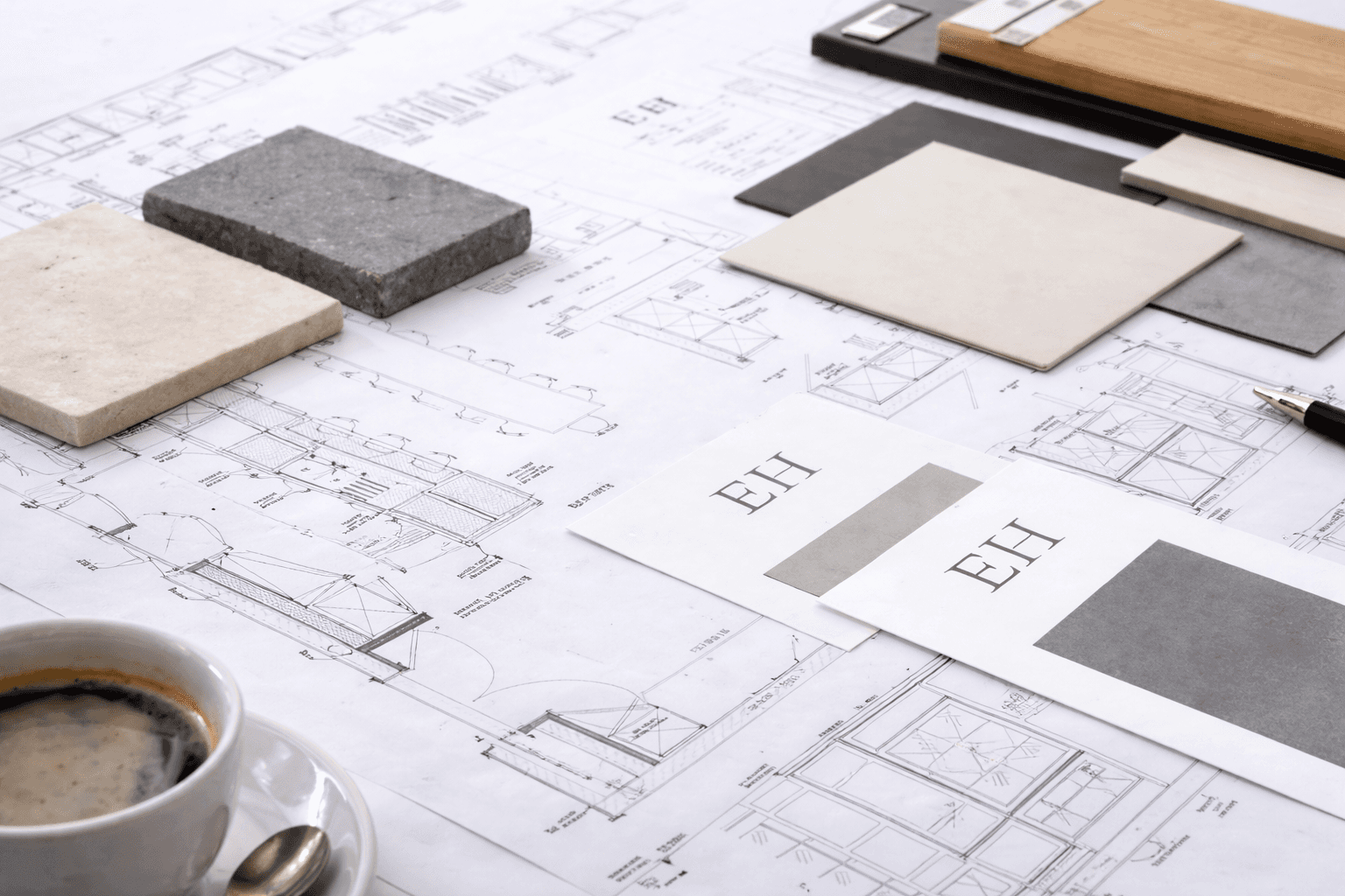 Eva Hostein architecte d'intérieur annotant un plan d'aménagement pour un dossier ERP – local professionnel à Bordeaux, Gironde