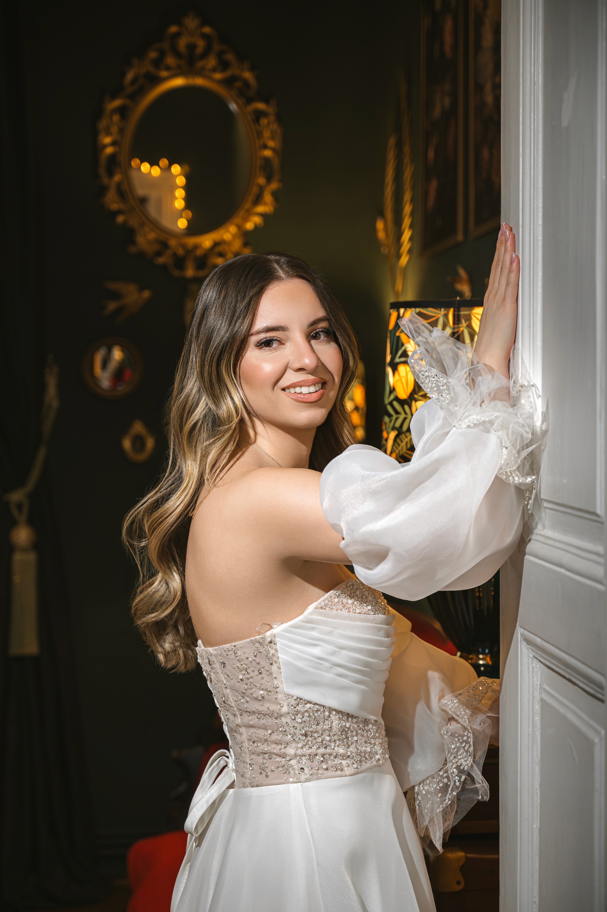 Mireasă în rochie albă cu mâneci voluminoase, ședință foto editorială interior, Radu Iordan fotograf nuntă