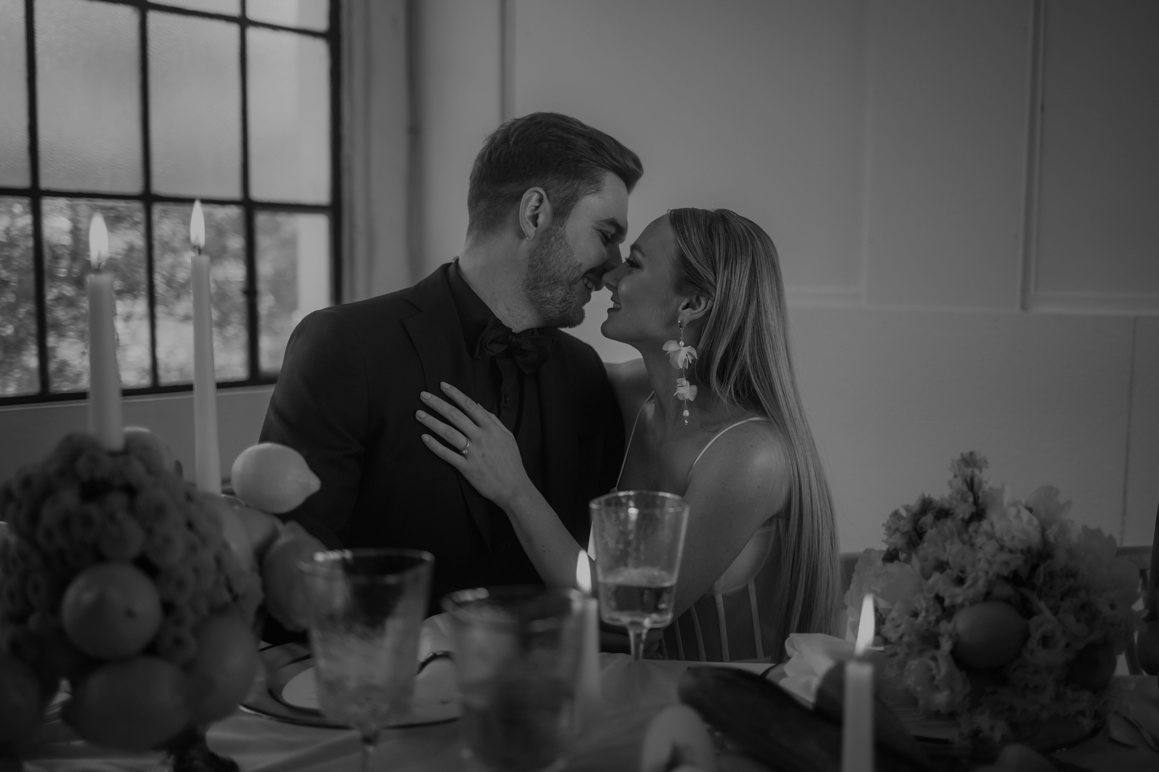 Brautpaar steht eng angelehnt an einer Bar in einem Düsseldorfer Hotel - cool und lässig.