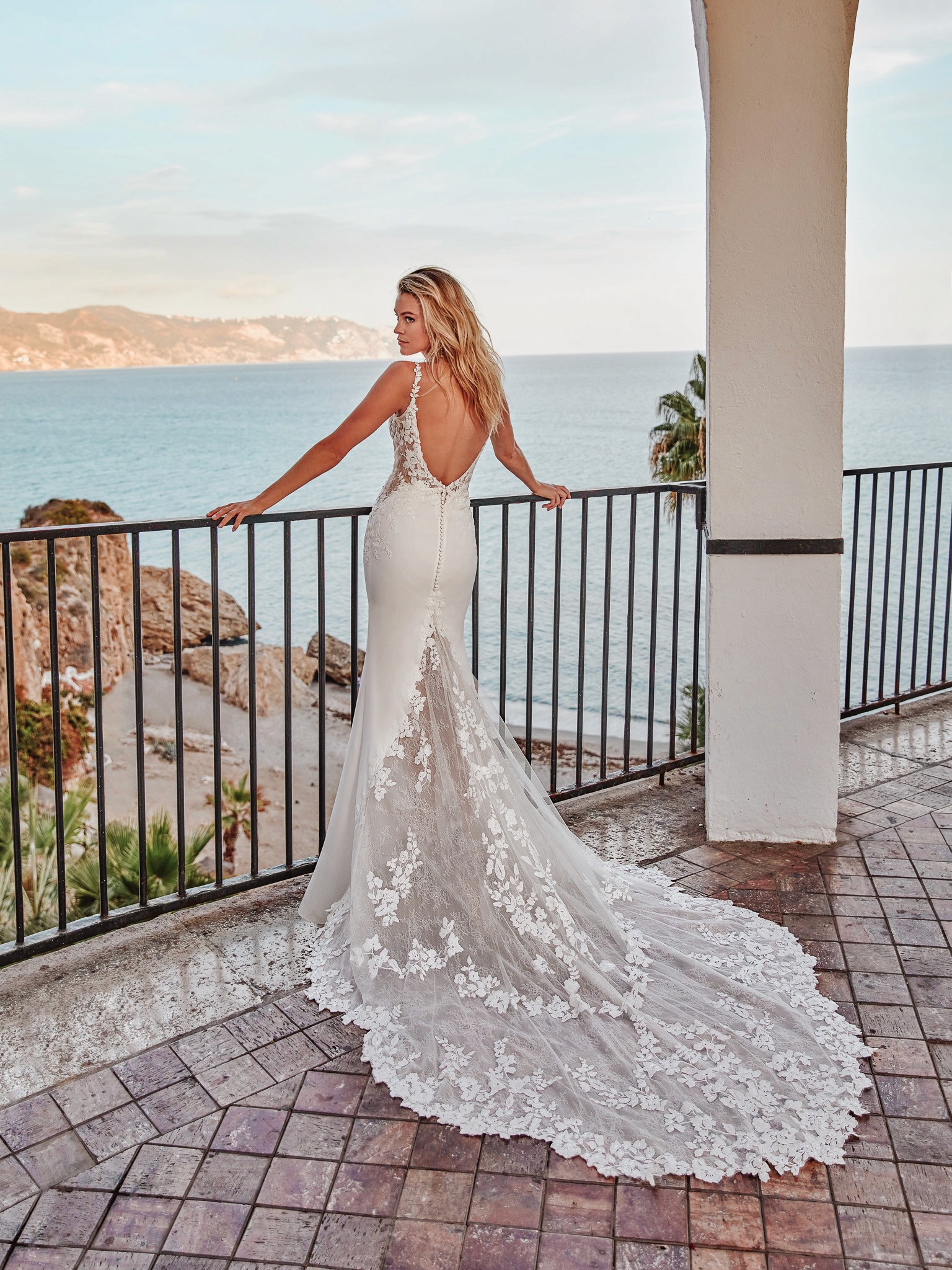 Fit & Flare Brautkleid mit schmalem Schnitt und Spitzenschleppe