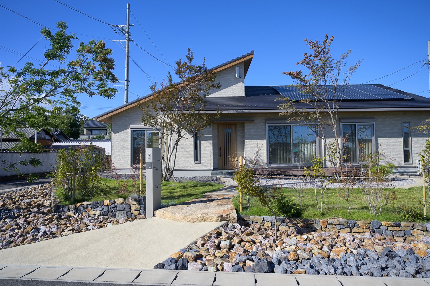 石はセメントなどで固めない昔ながらの空積み。斜めに積むことで石の自重でのみ積むことができる。