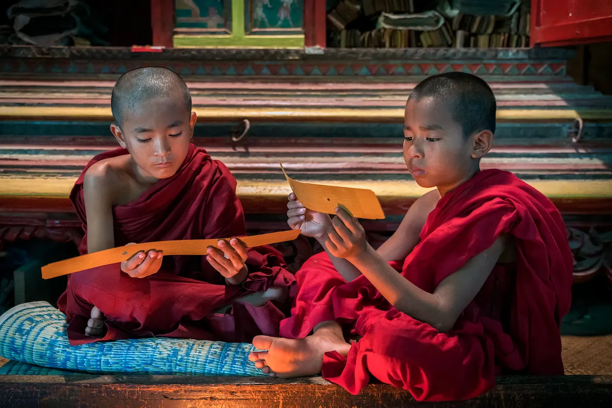 Jovenes monjes budistas rezando en un monasterio de Bagan, Myanmar