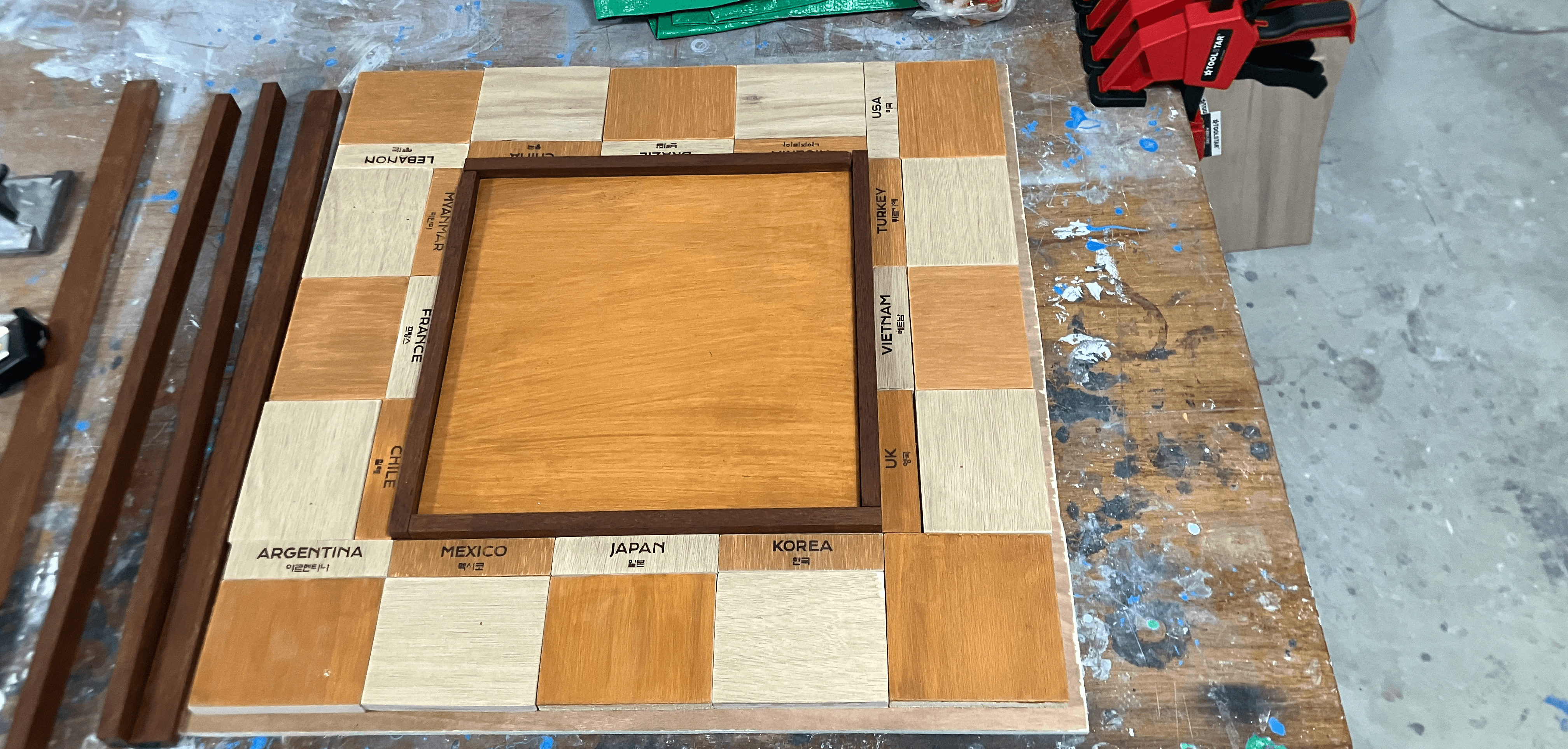 나무 합판 체커보드 패턴 보드 제작 과정 — 각국 국가명 레이저 각인 / Wooden board fabrication process with laser-engraved country names in checkerboard pattern
