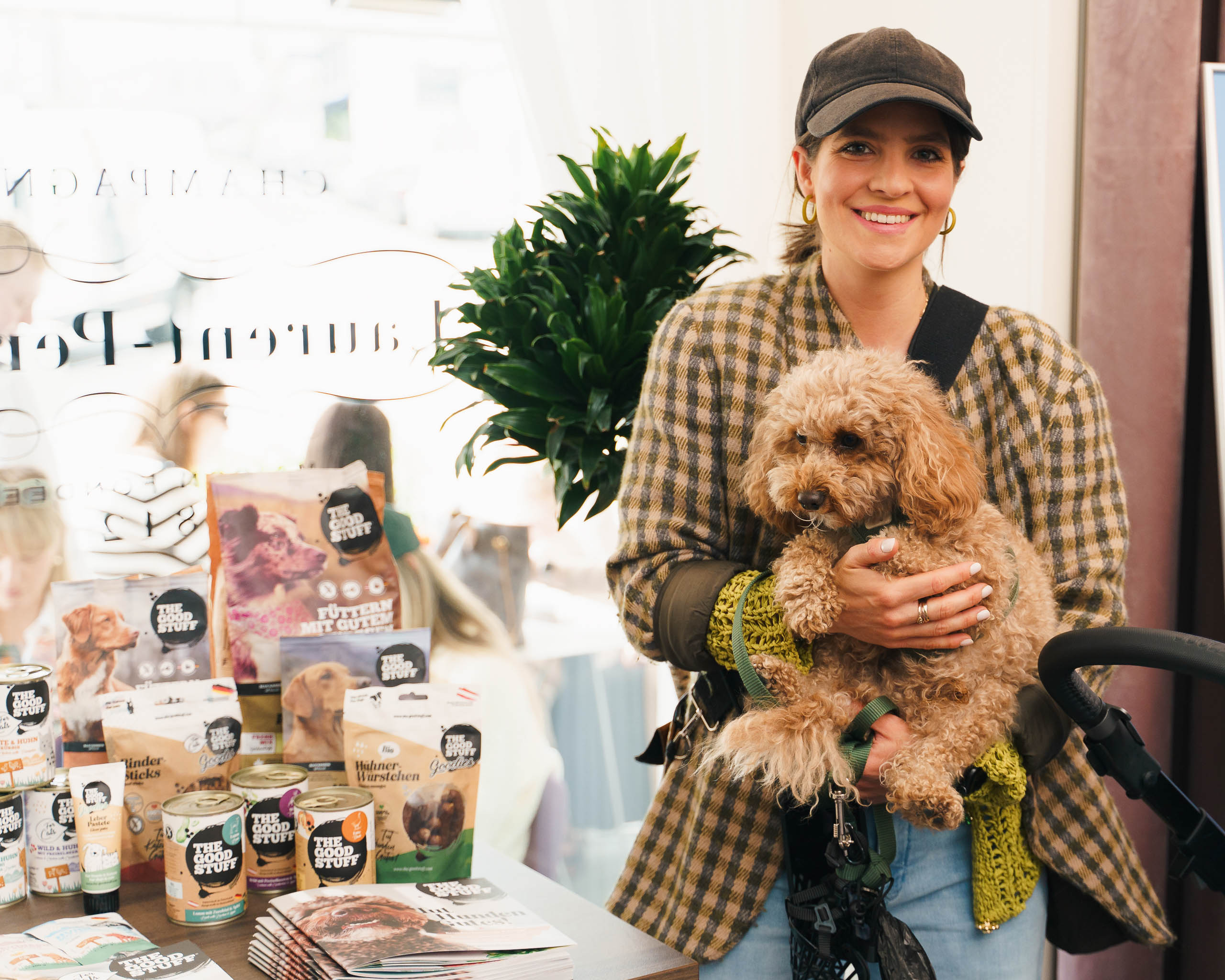 SisterAct Presse Tag Sans Souci Influencerin mit Hund