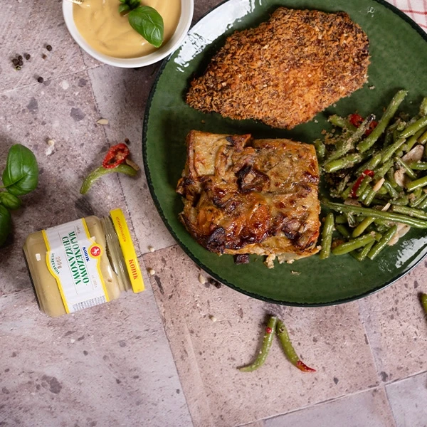 Gratin ziemniaczany z sosem musztardowym i filetem w panko z zieloną fasolką i chilli, musztarda Konik