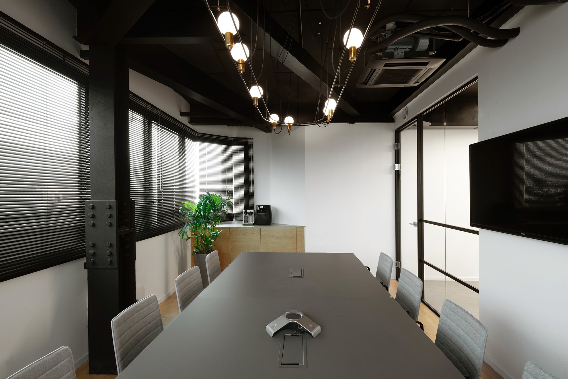 עיצוב פנים למשרדים: פתרונות אחסון בנגרות אישית ווילונות אקוסטיים לגמישות ופרטיות