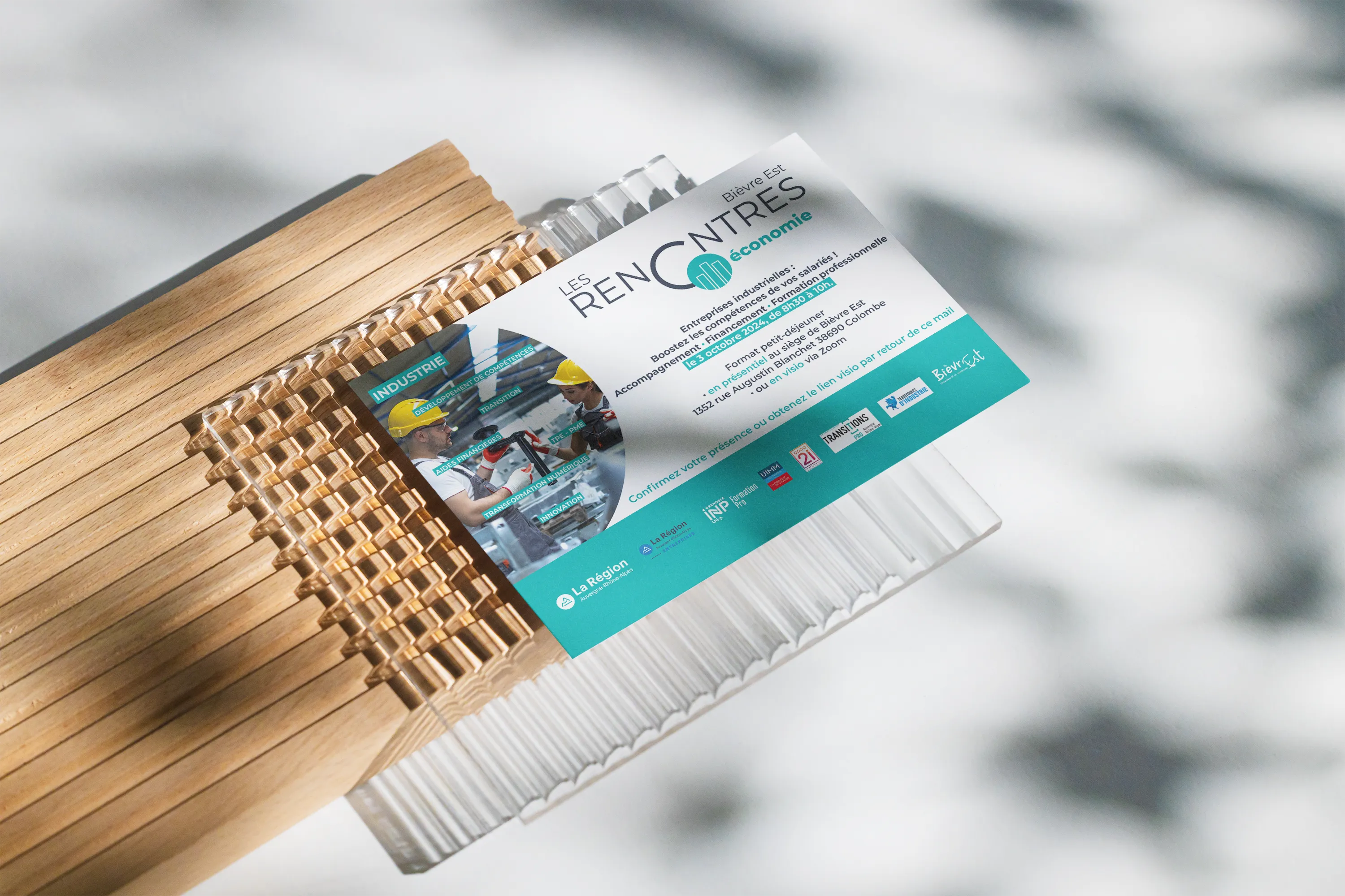 Mockup d'une invitation cartonnée A5 pour l'une des éditions des rencontres thématiques de  Bièvre Est.