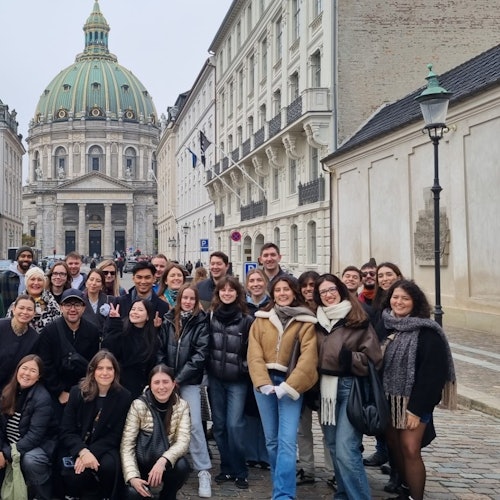 צילום קבוצתי ליד כנסיית השיש