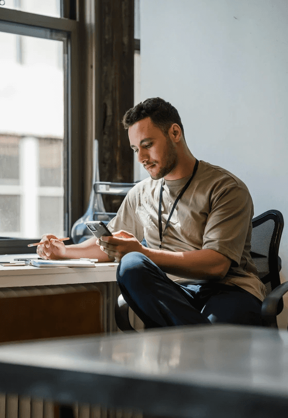 UX Agentur führt User Research Workshop mit Post-its und Service-Design-Methoden durch