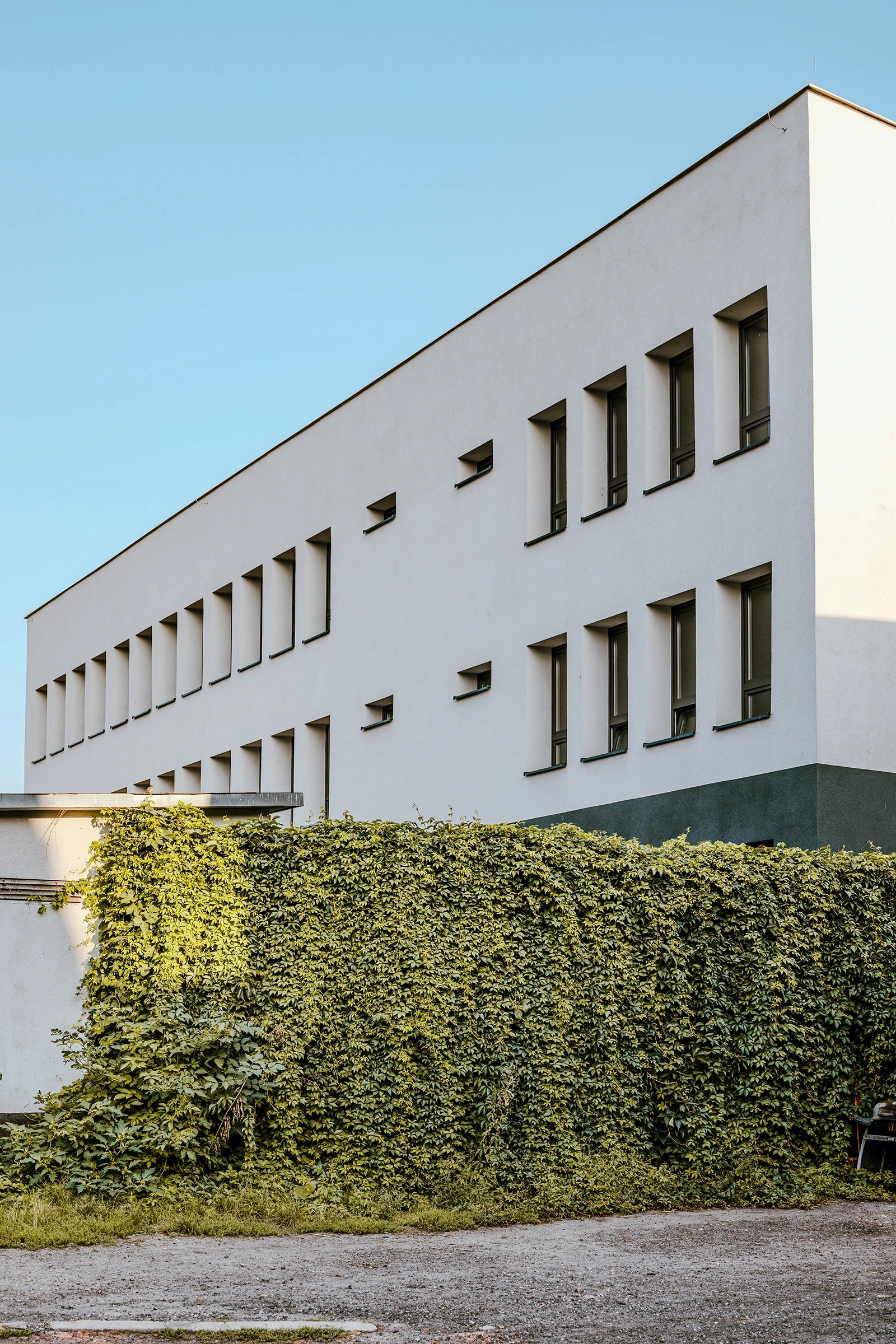 Nowoczesna bryła budynku usługowego – fotografia architektoniczna