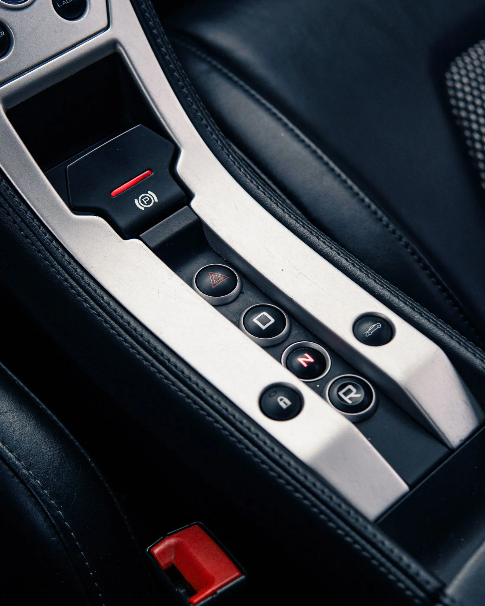 Consola central interior McLaren amarillo