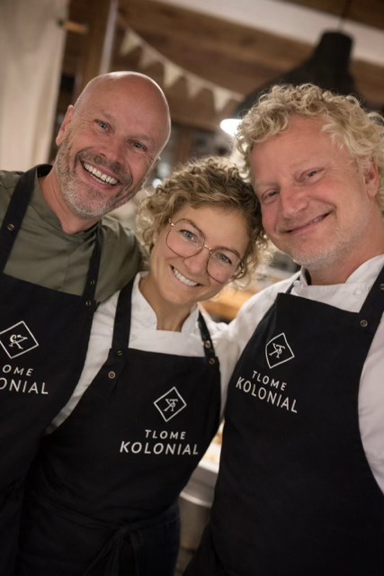 Fornøyde kokker på sommerrestauranten i fokus, i forgrunn to rosa "matlamper"