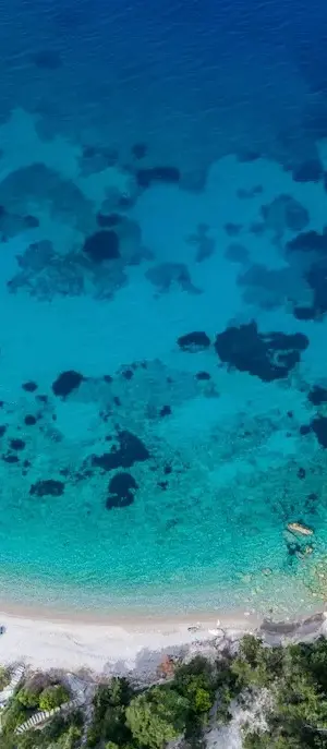 Tirkizno more i pješčana plaža Nacionalnog parka Kornati iz zraka