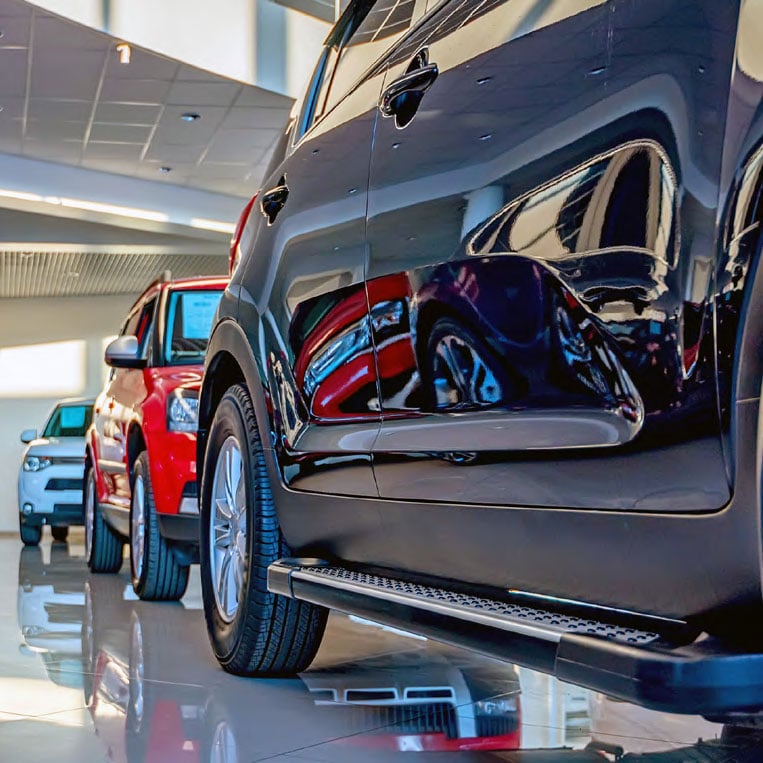 Bild eines Autohauses mit Autos im Fokus