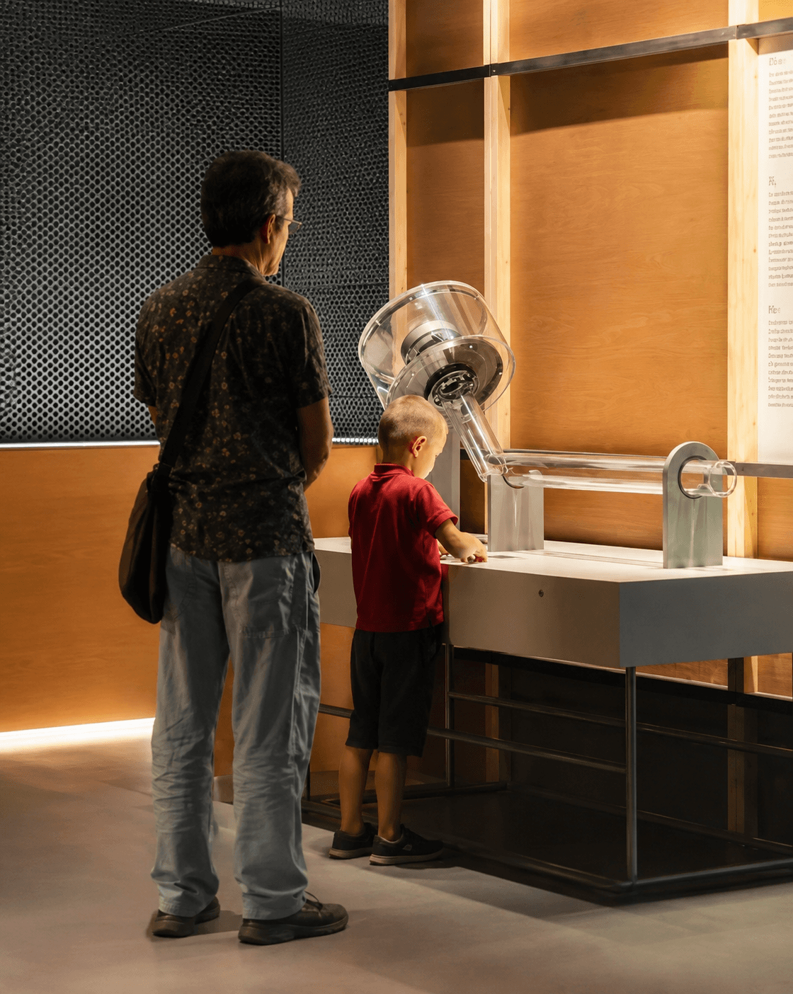 Visitante utilizando uno de los dispositivos interactivos de la exposición.
