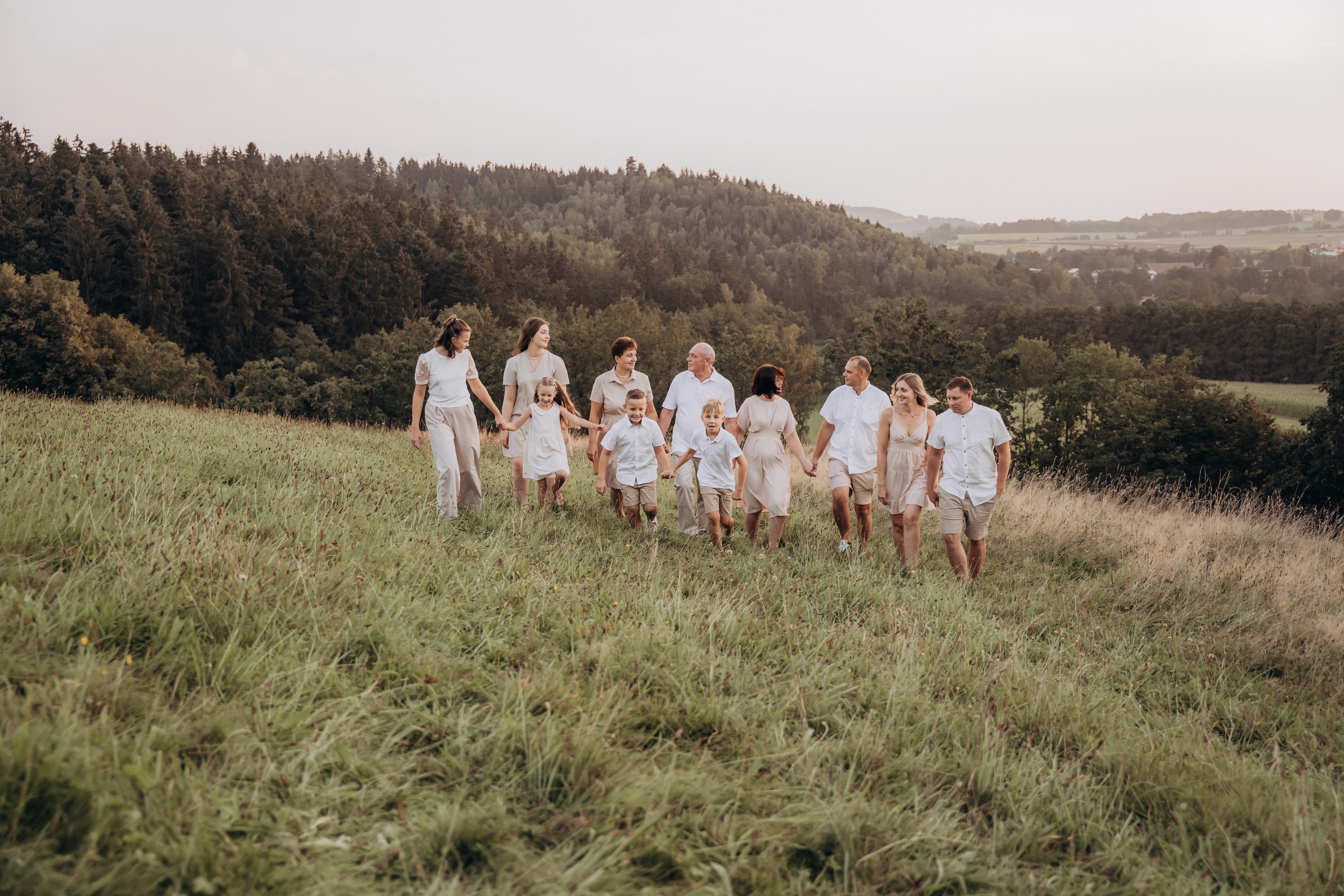 Großfamilienfotografie in Bogen, Bayern – mehrere Generationen bei einem natürlichen Outdoor Fotoshooting auf einer Wiese.