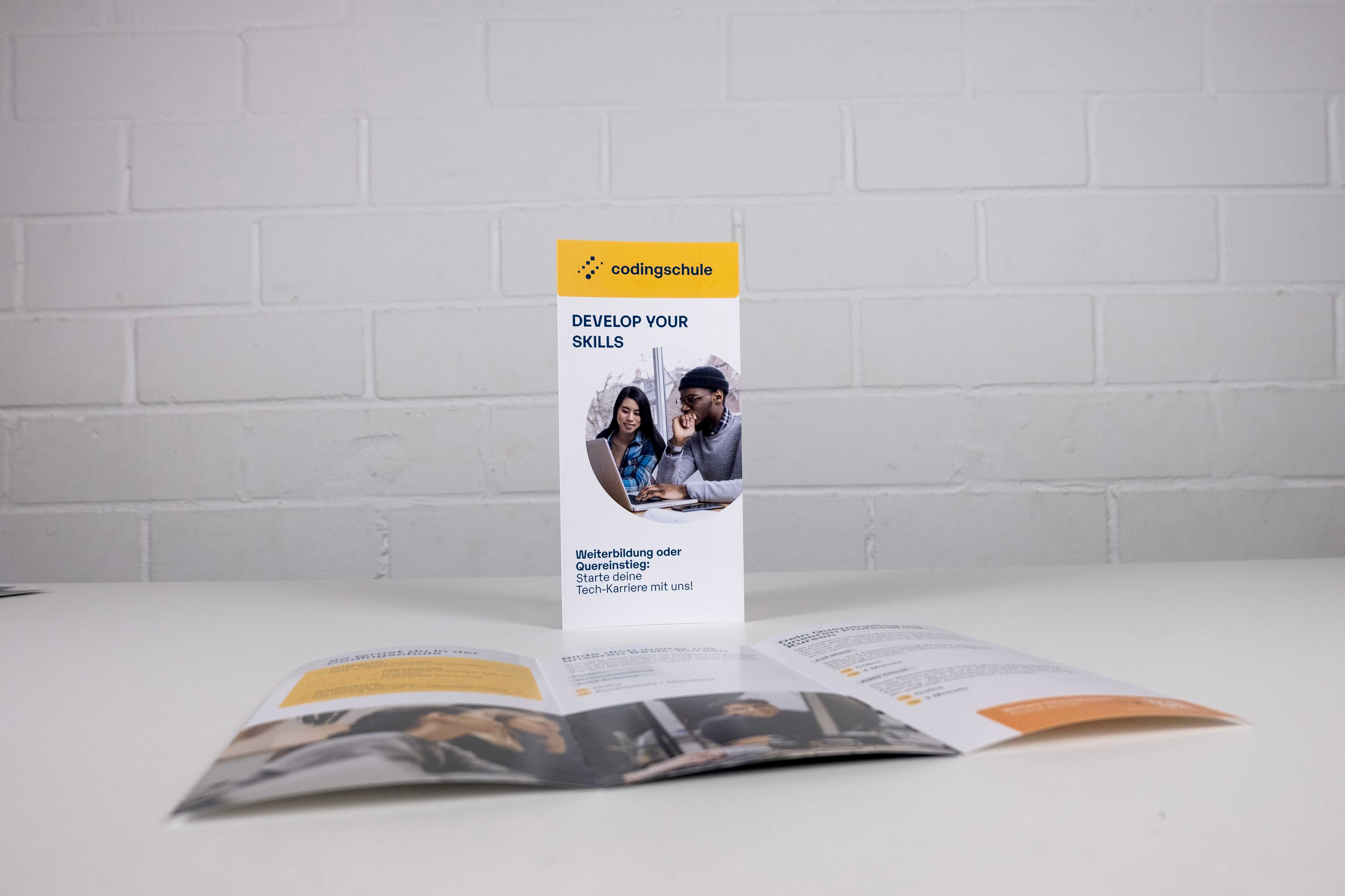 Codingschule Flyer Frontalansicht