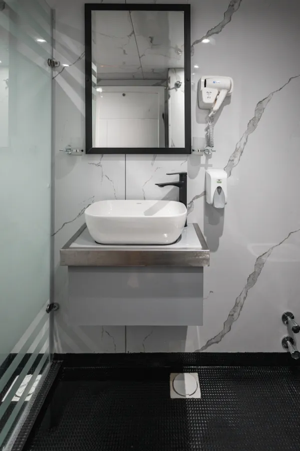 Баня с модерна мивка на яхта Sea Treasure