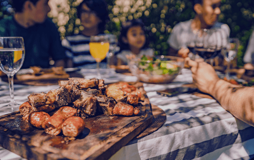 Comida abundante acompañada de vegetales frescos para evitar pesadez después de comer.