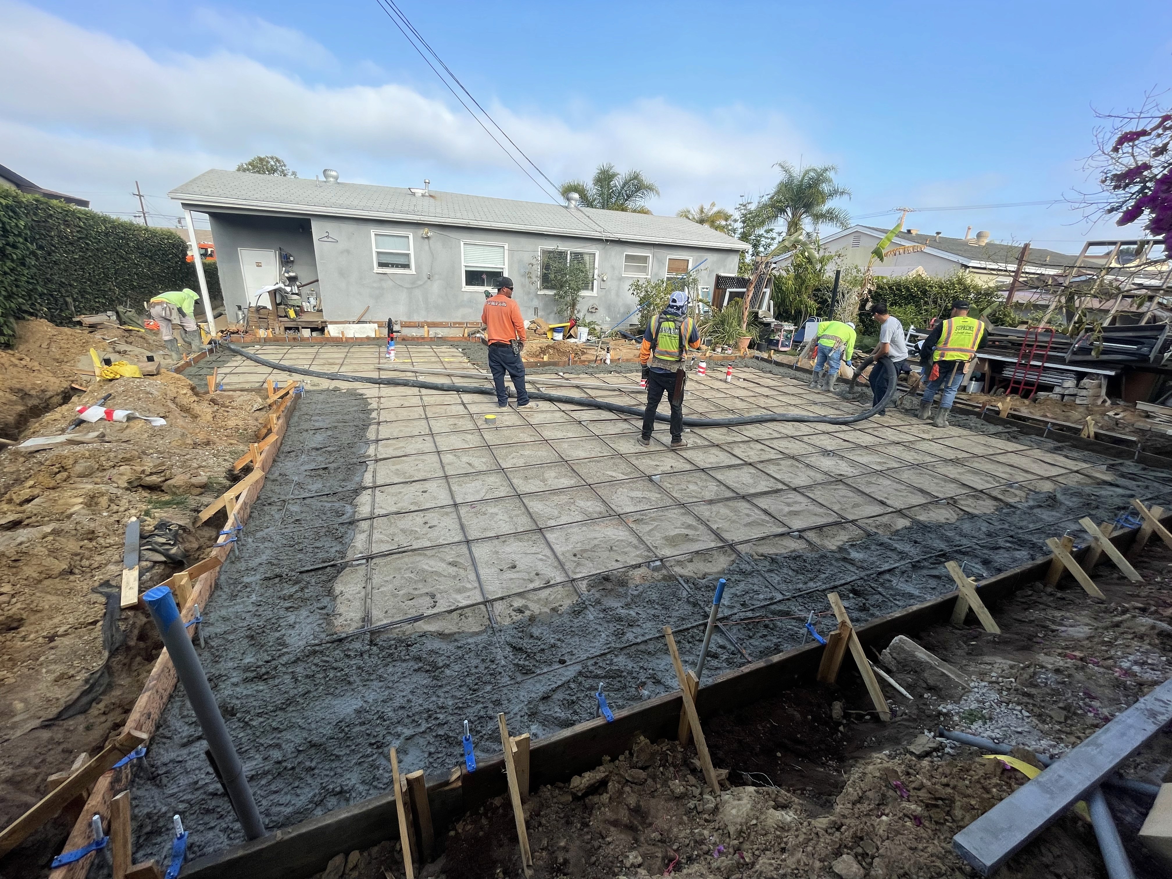 Equipo vertiendo cimiento de concreto para ADU