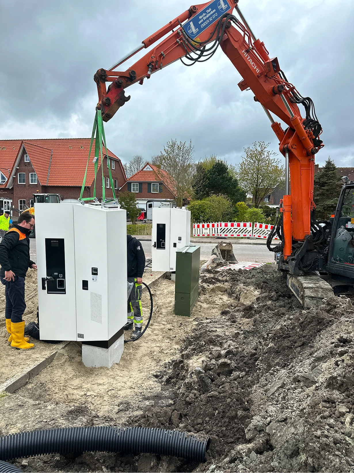 Bagger positioniert behutsam eine Ladesäule