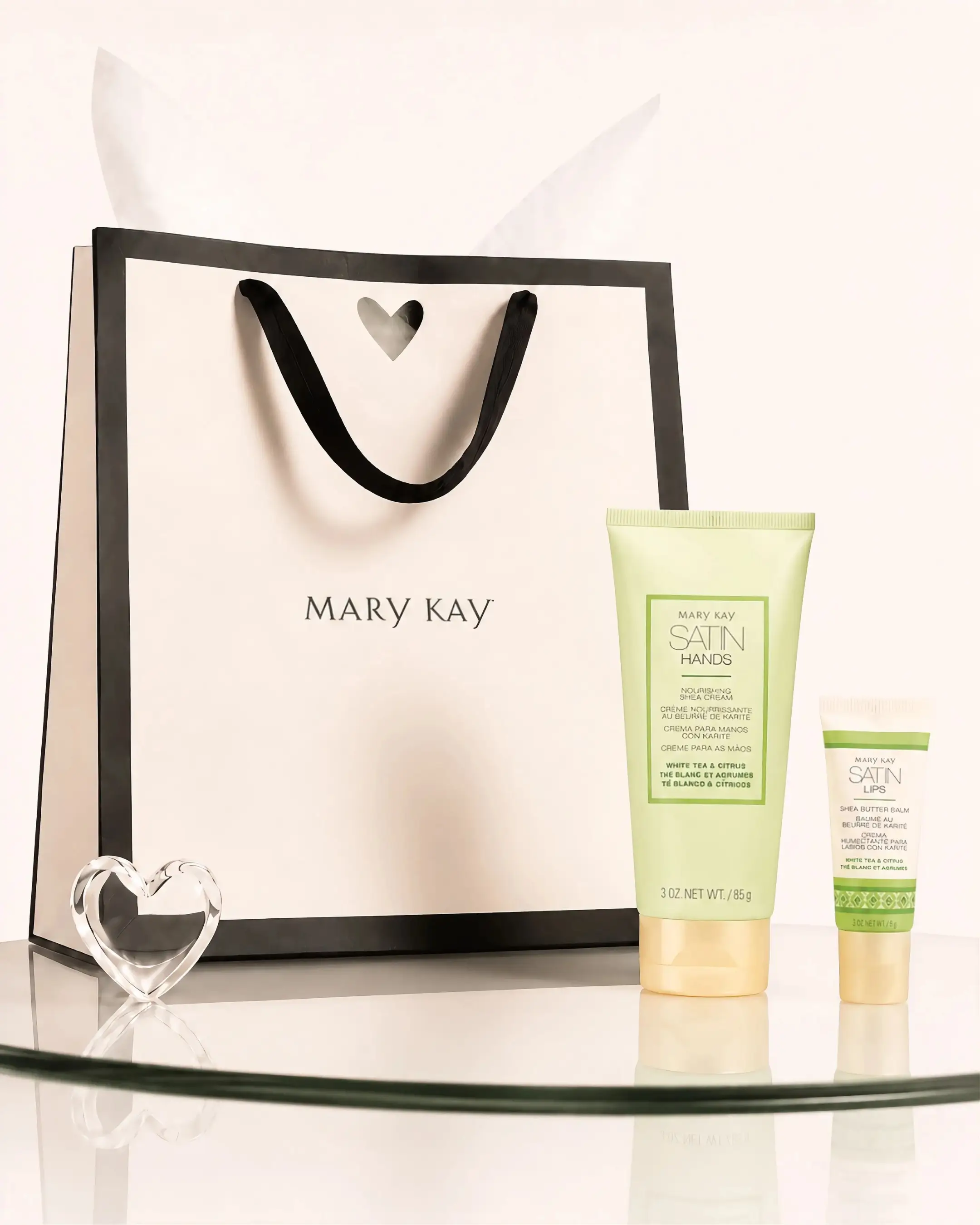 Presente Mary Kay com creme para mãos Satin Hands e balm Satin Lips em composição de autocuidado.