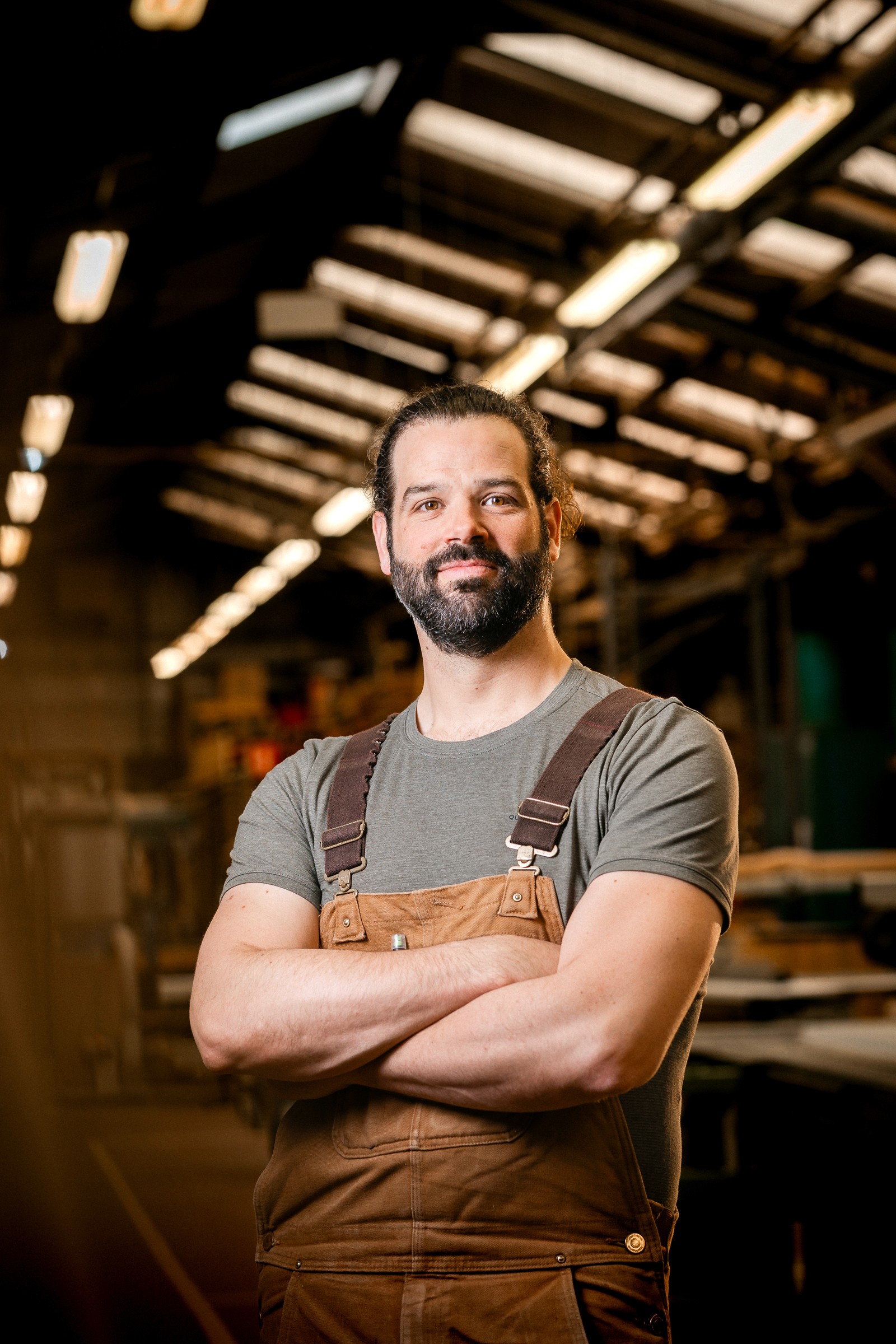 ontwerper en meubelmaker teun van den neste in zijn gedeelde houtatelier microfactory in brussel