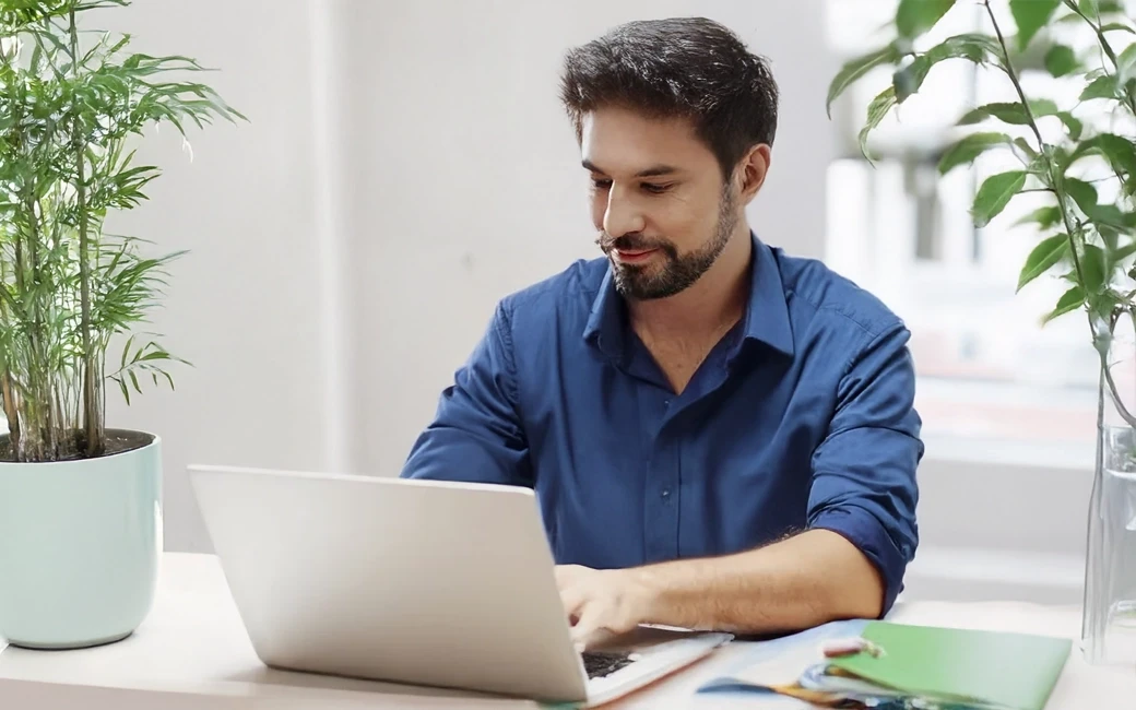 Werkende man achter een laptop