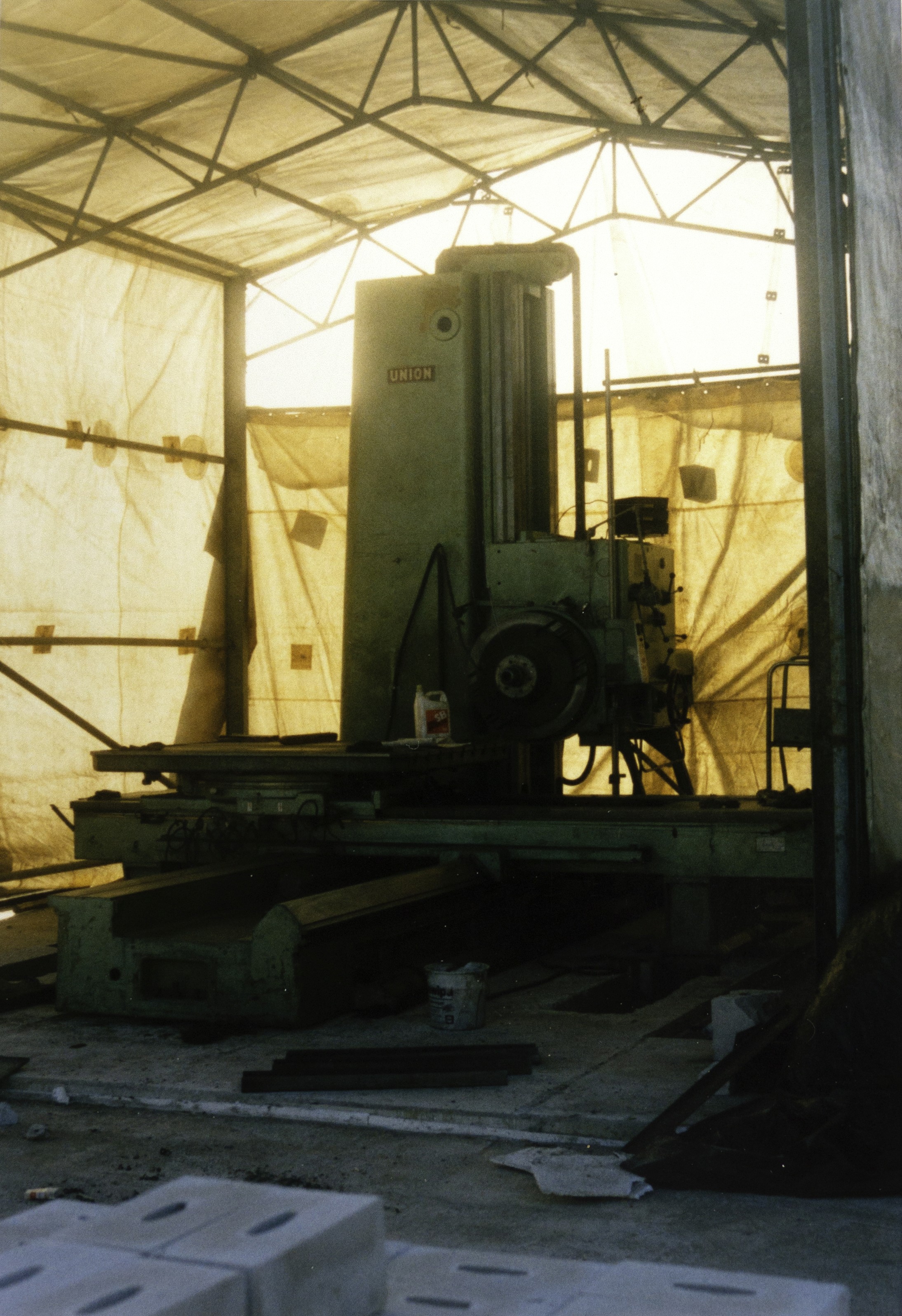 Industriemaschine, große Bohrmaschine in Halle, Metallbearbeitung, Werkzeugmaschine