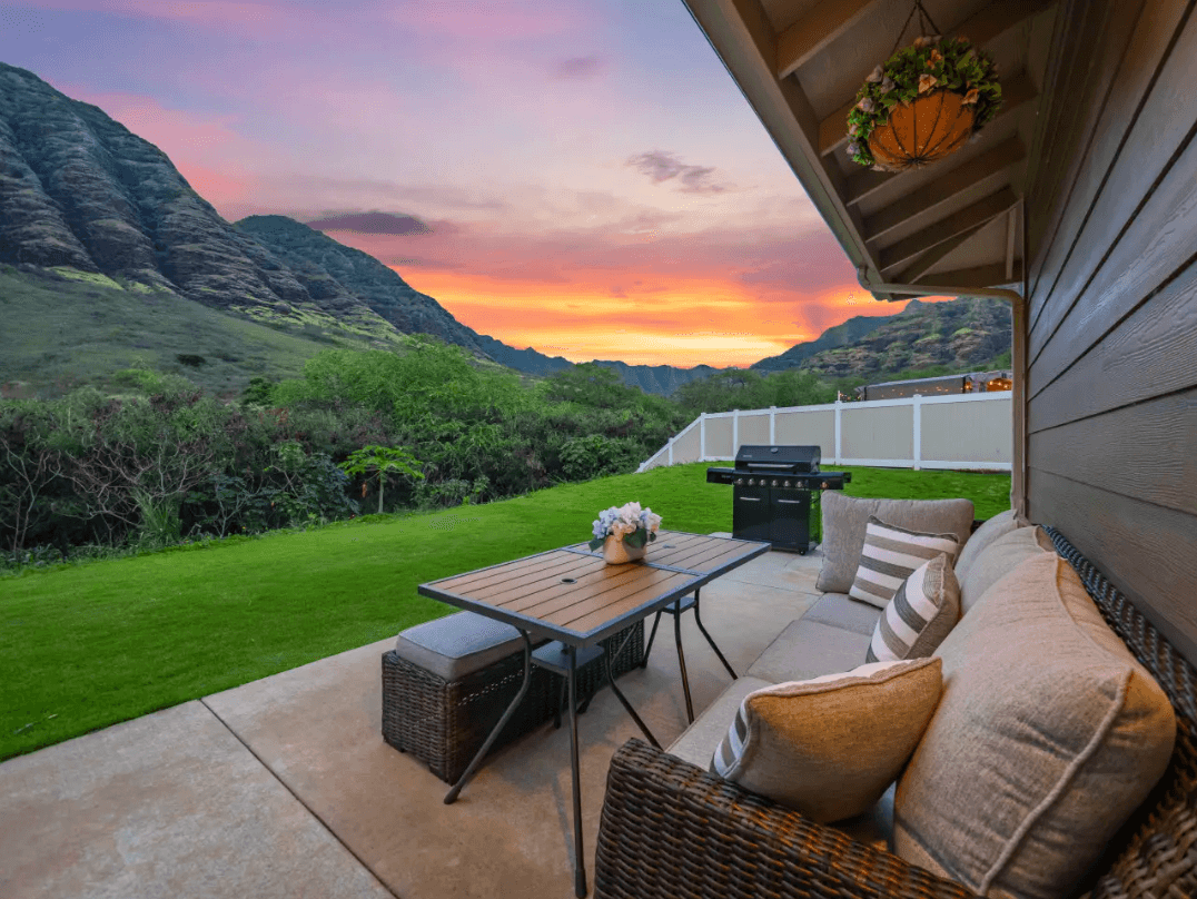 Image of chalet next to mountains