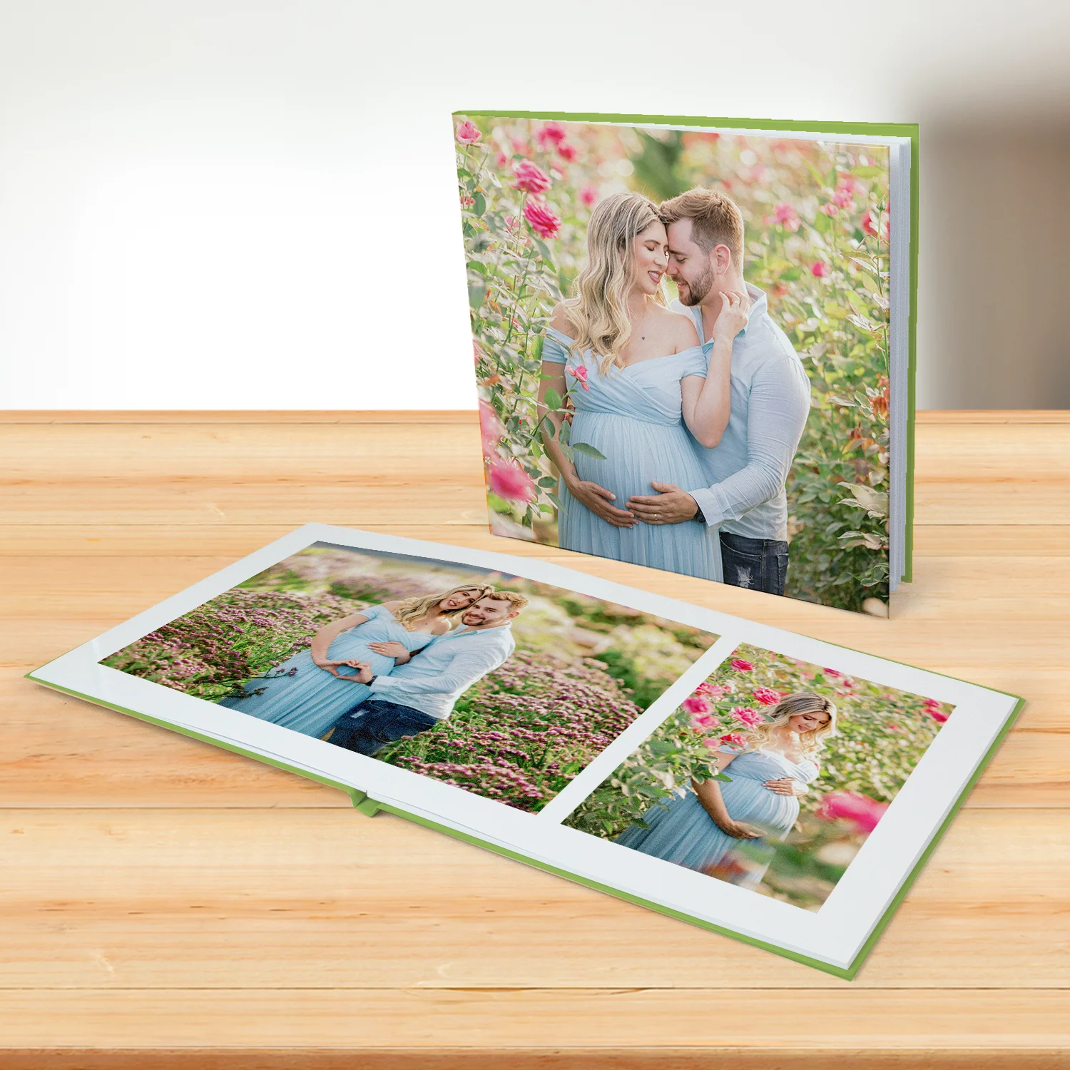 Fotolivro de capa dura no tamanho 15x21cm aberto e fechado em loop.