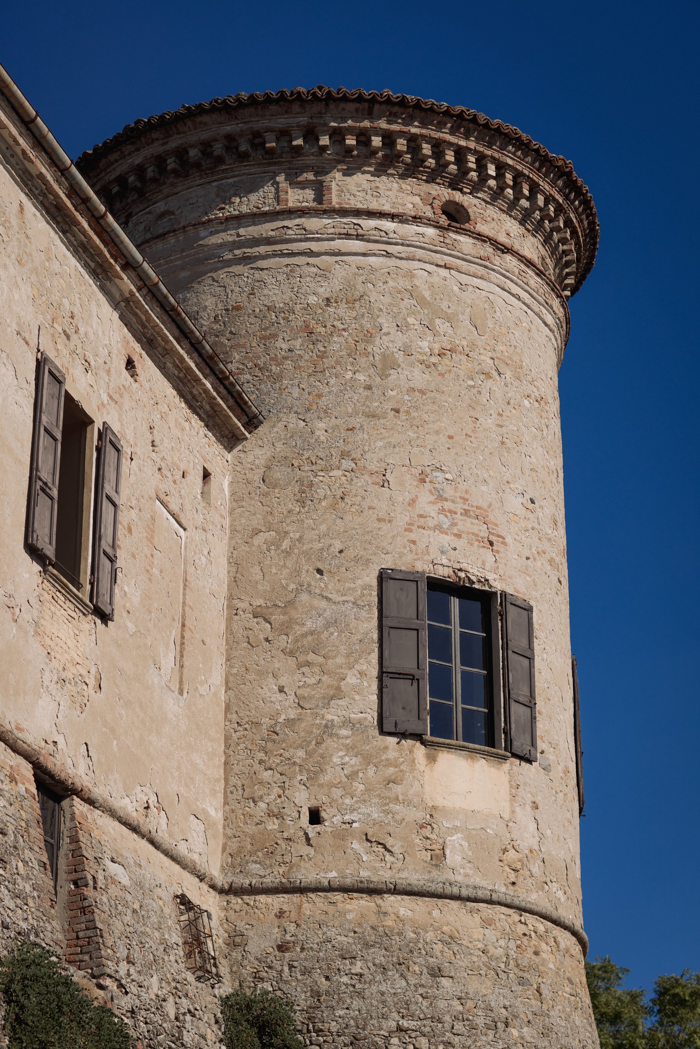 Torre medievale del Castello di Scipione con finestra e cielo azzurro, dettaglio architettonico dello scenario nuziale