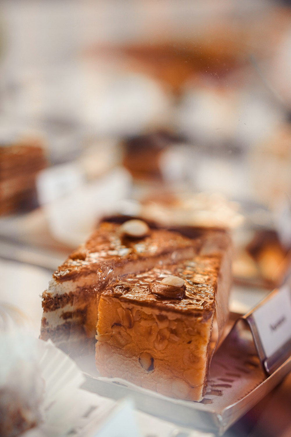 Hausgemachter Kuchen in der Theke von Bears Coffee Bucks, einem Café in Neuss