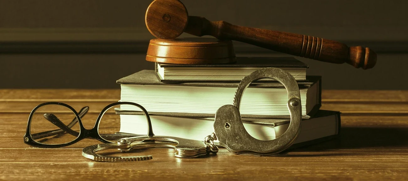Gavel avec des livres sur un vieux bureau en bois
