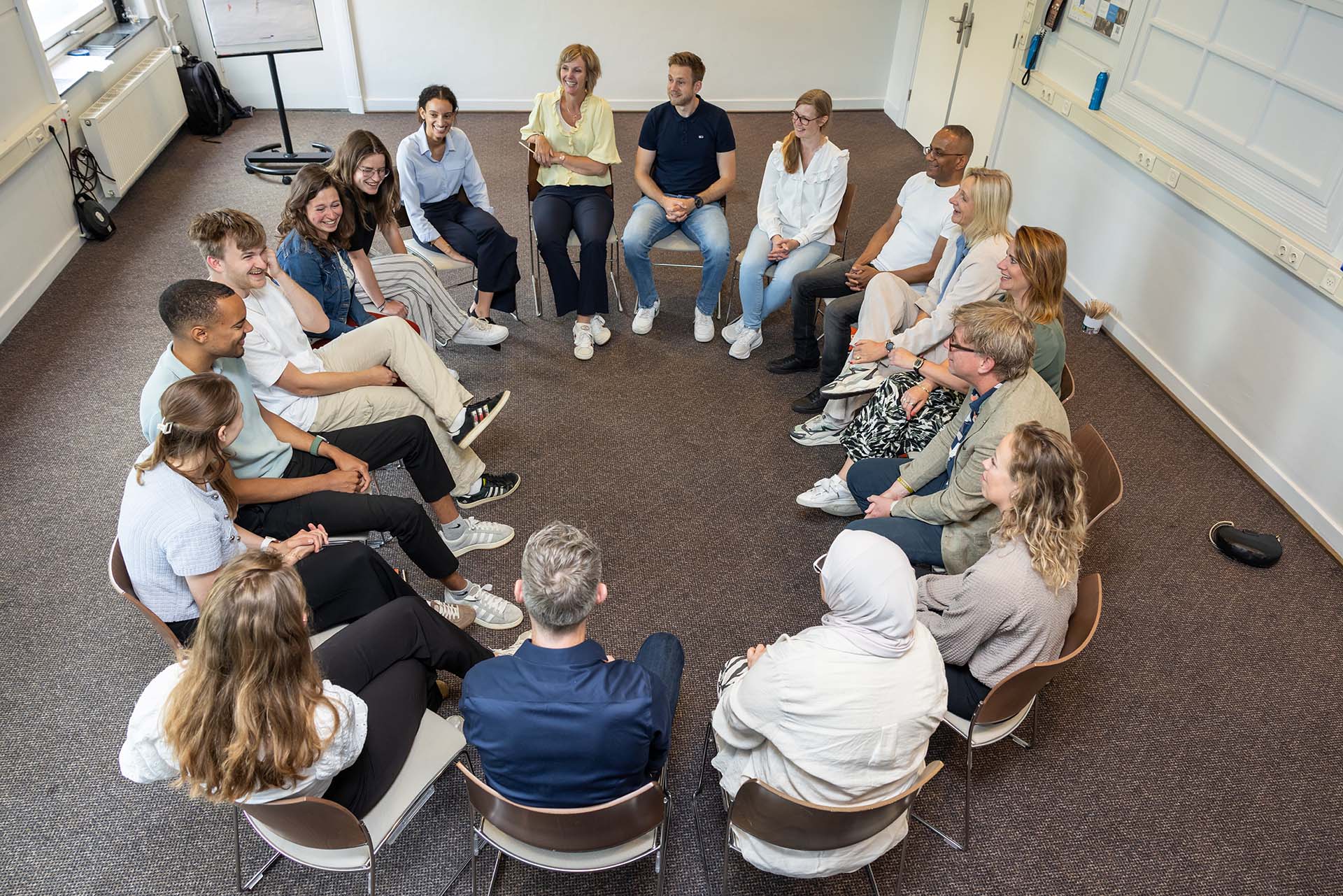 Bovenaanzicht groep in kring