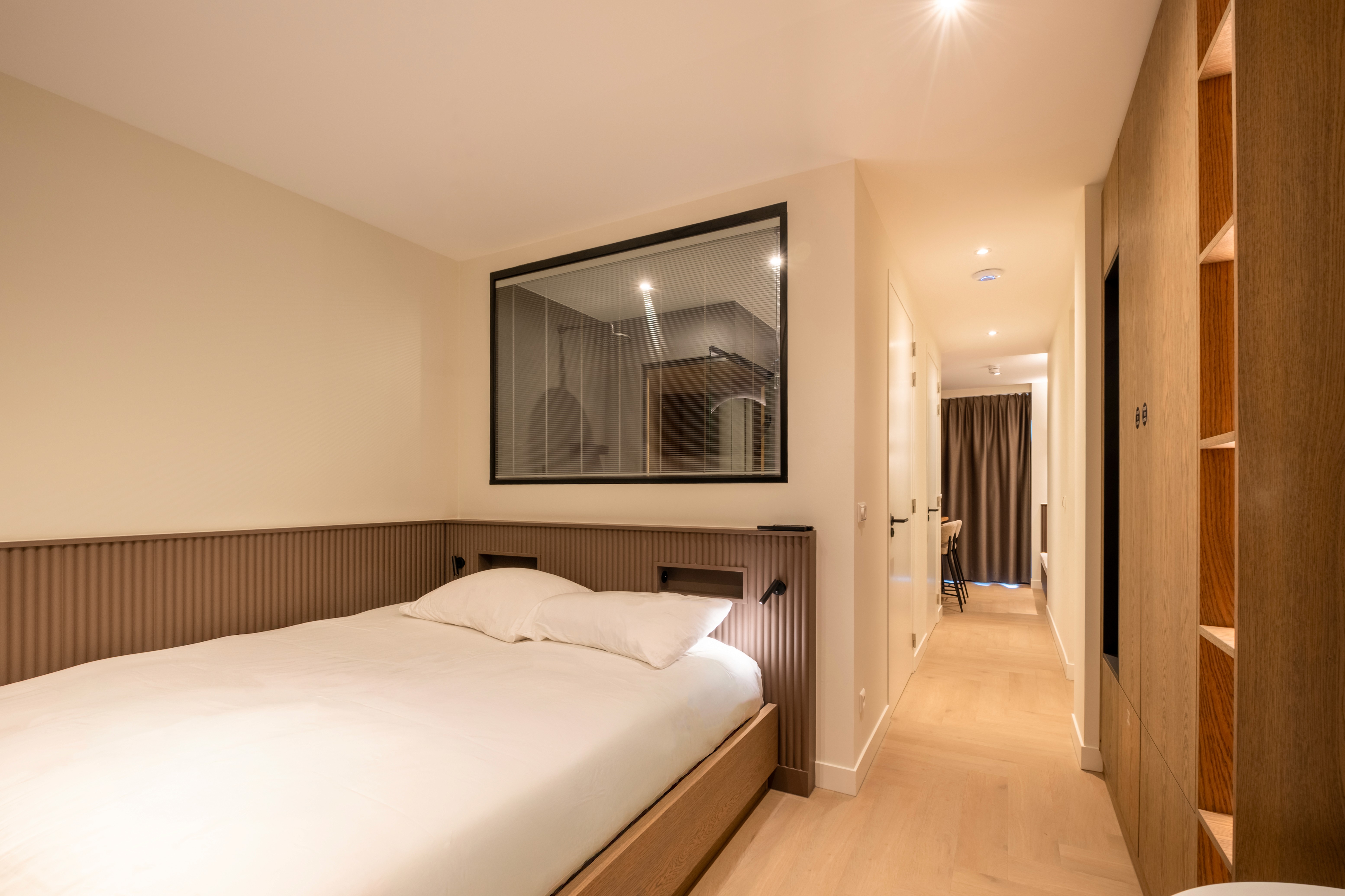 Stijlvolle hotelsuite met ruime gang in Hotel Four Stories in Scheveningen