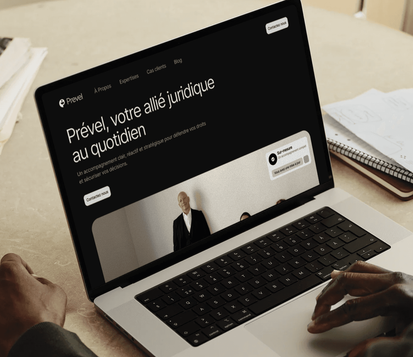 ordinateur utilsié par un homme avec le site Prevel site d'avocats