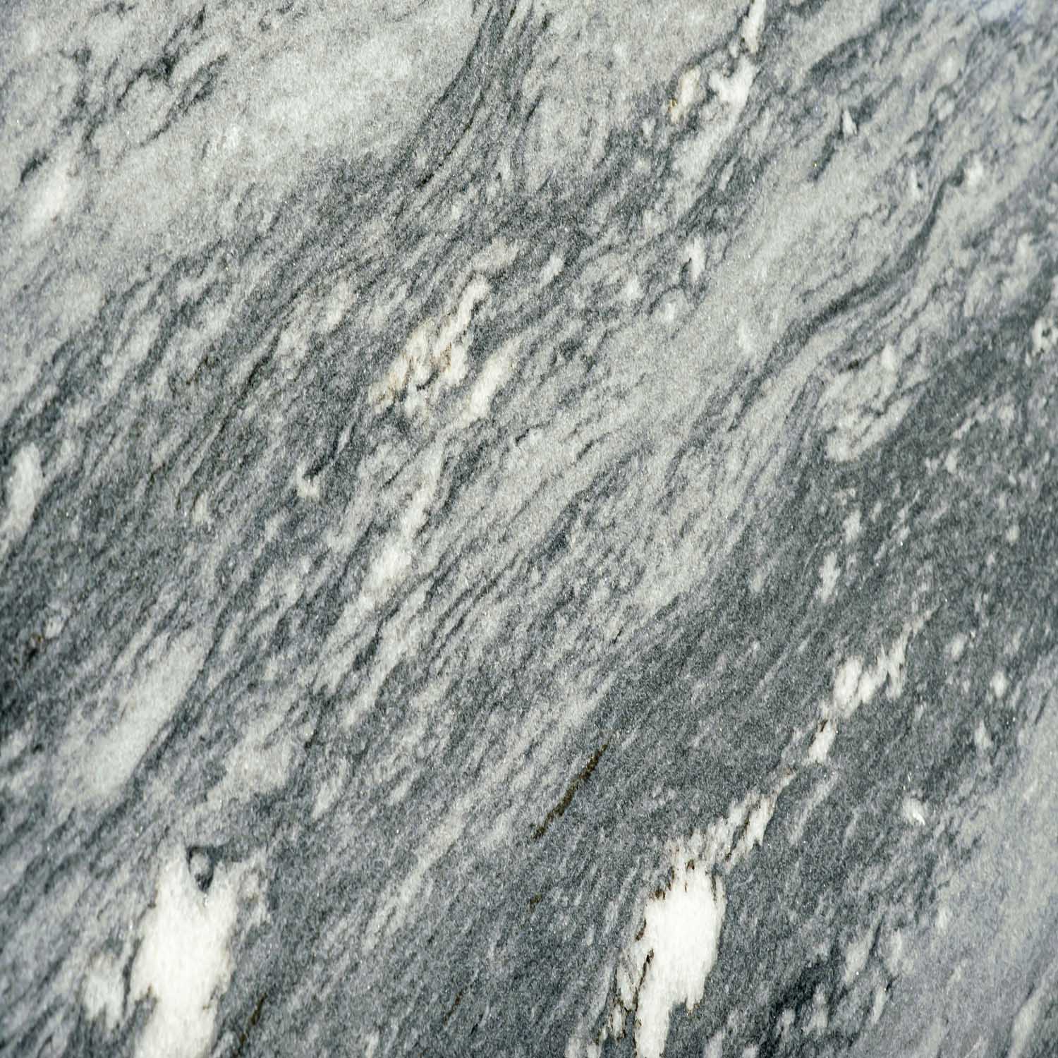 Grau gemaserte Natursteinoberfläche mit parallelen Bändern